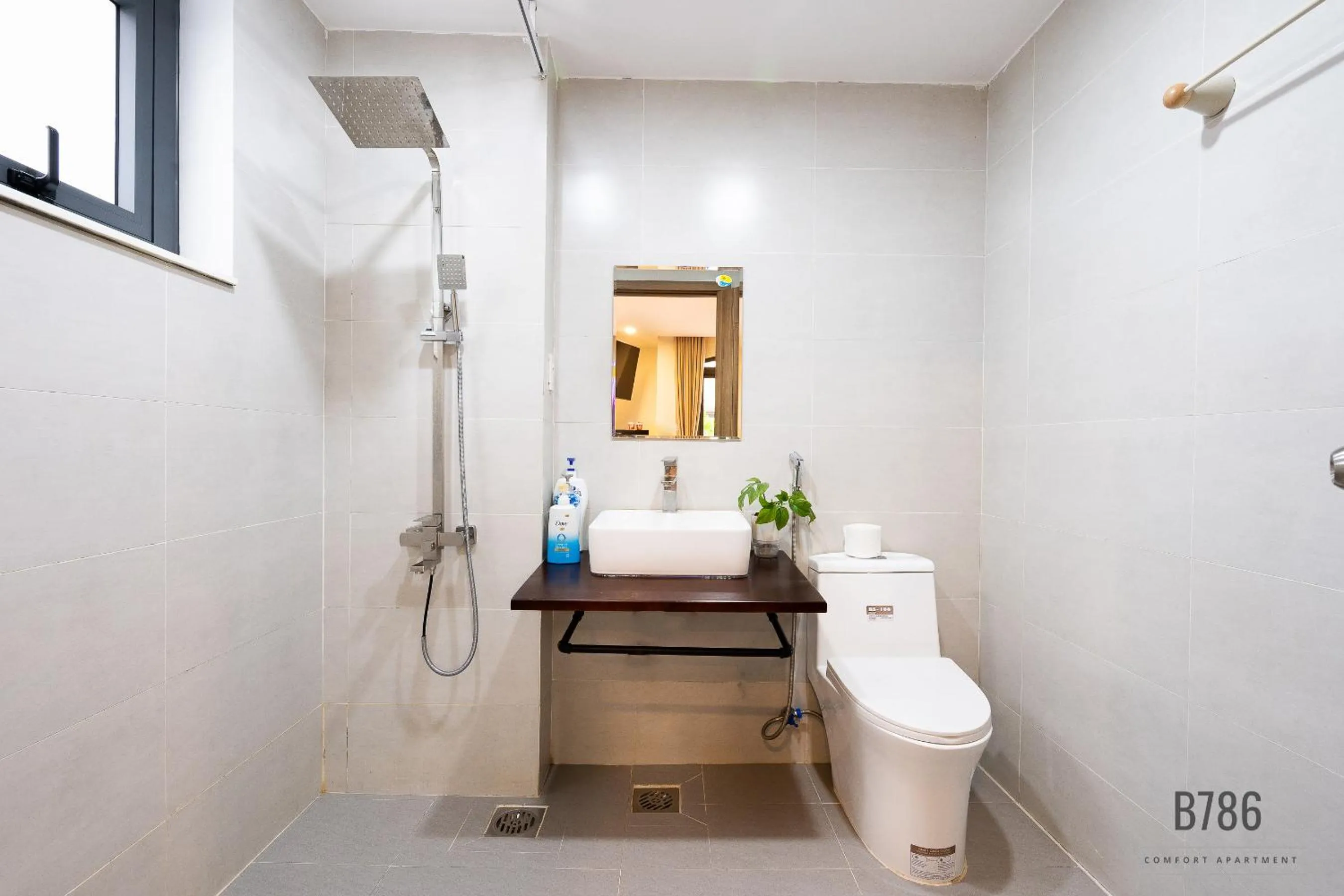 Toilet in B786 Airport Apartment