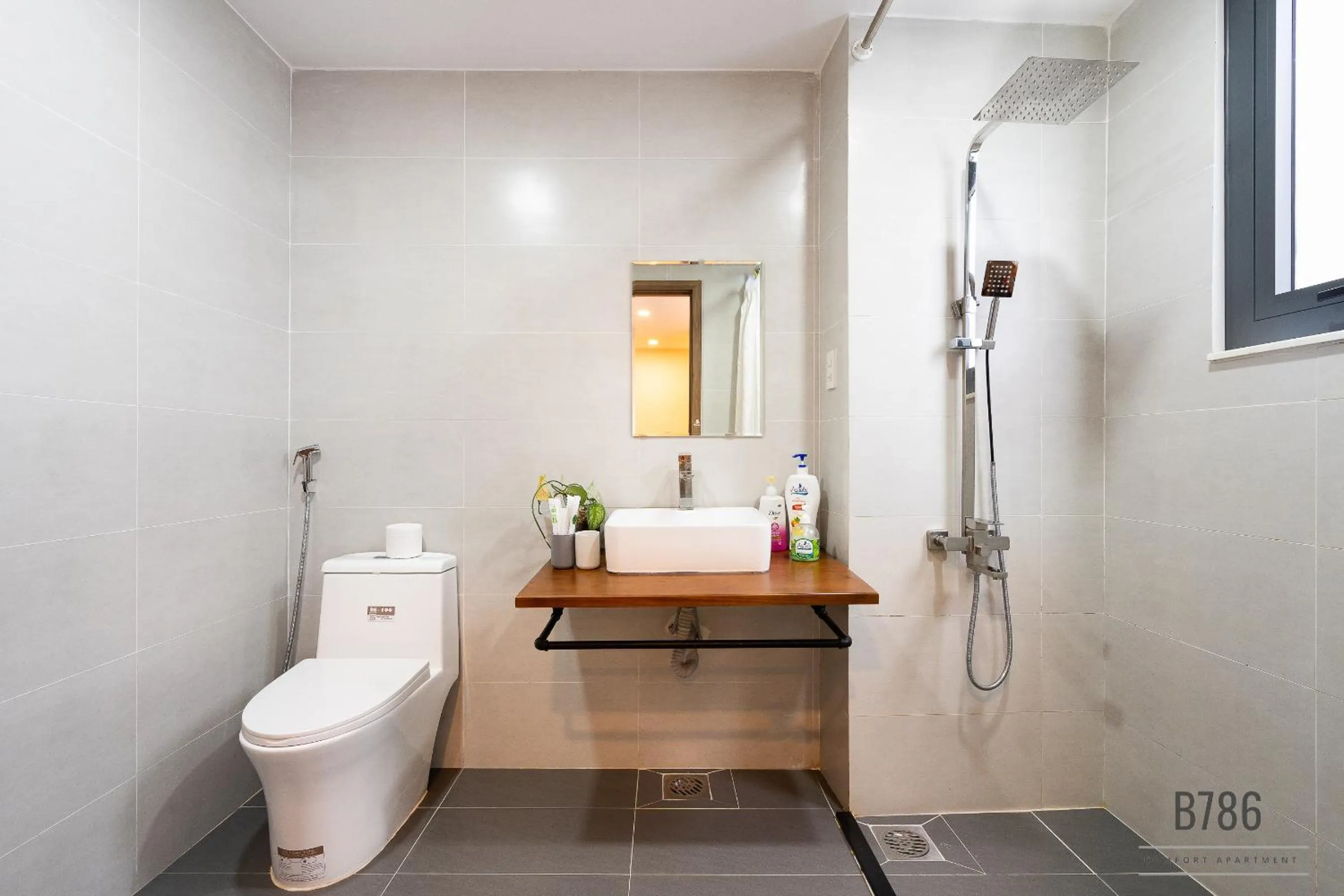 Toilet in B786 Airport Apartment