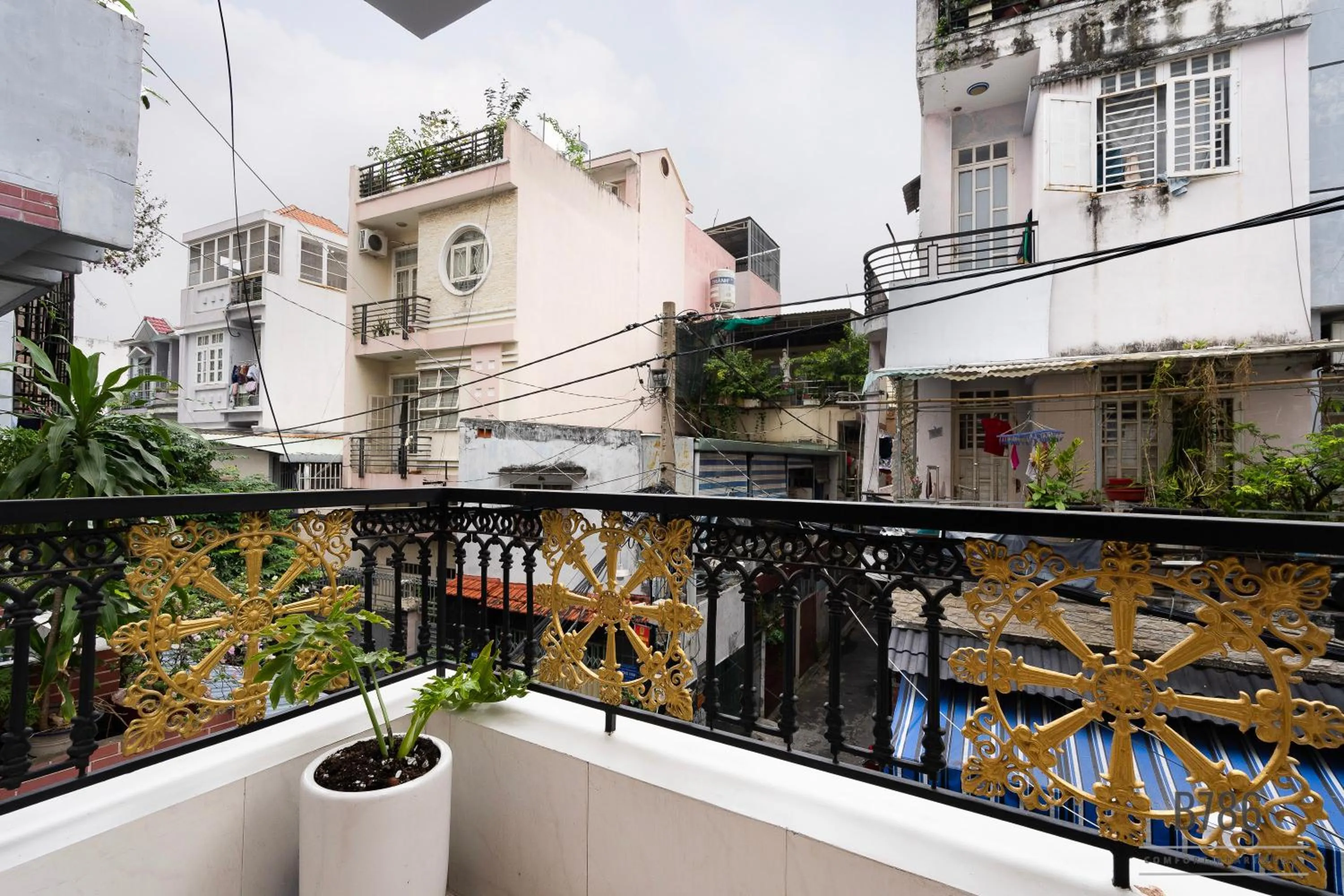 B786 Airport Apartment