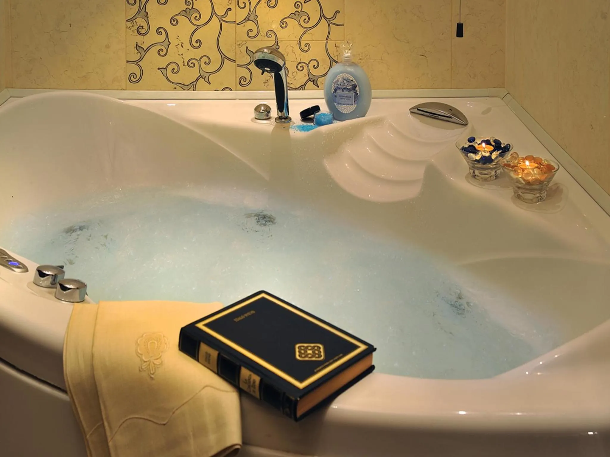 Hot Tub in Hotel Bonconte