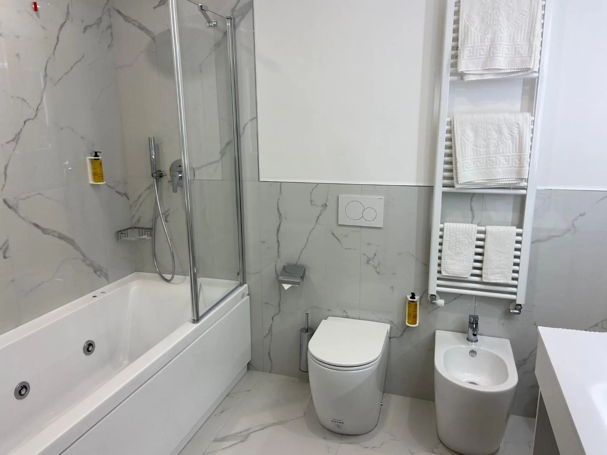 Bathroom in Hotel Savoy