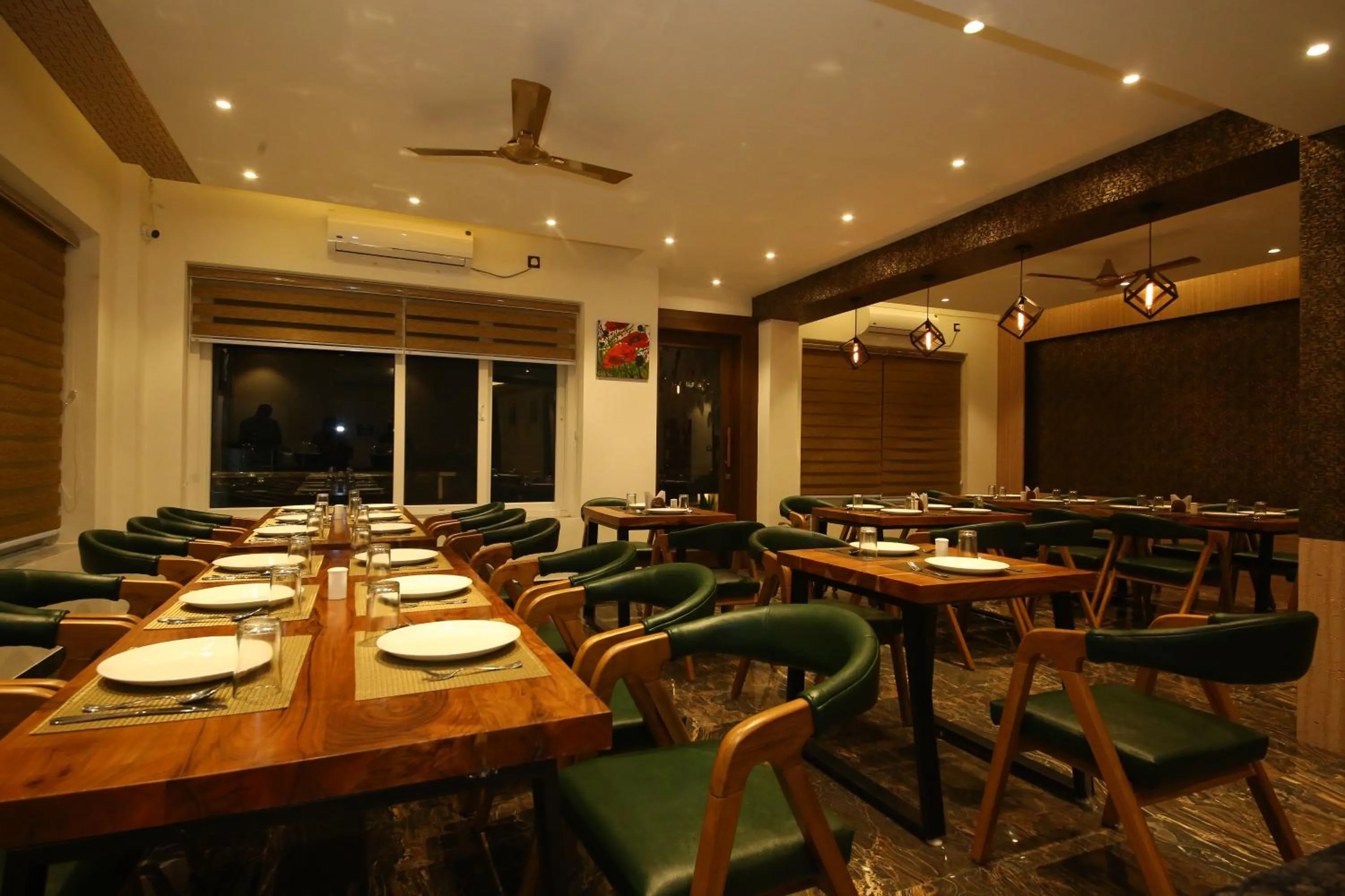 Restaurant/places to eat in Hotel Dream Inn