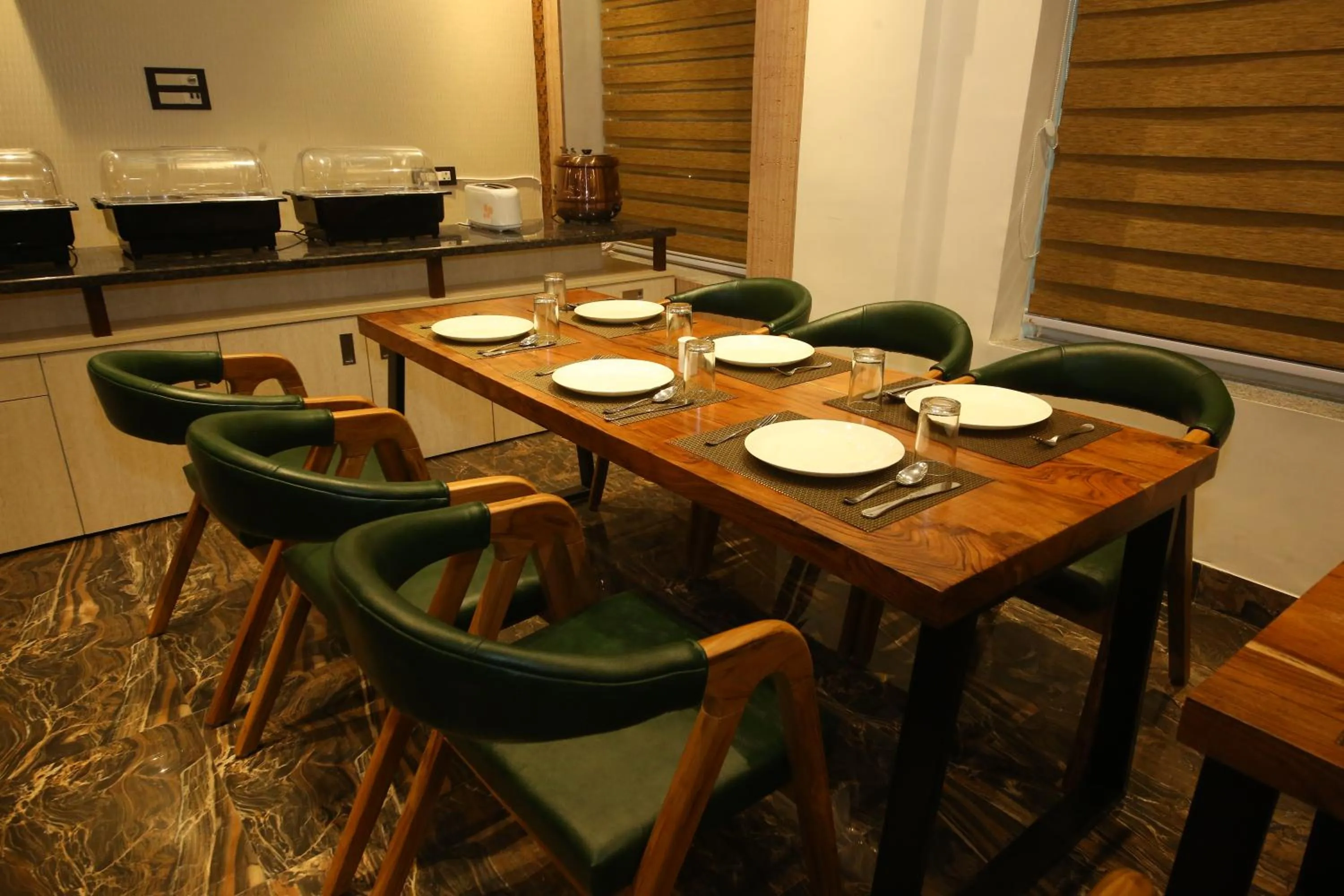 Restaurant/places to eat in Hotel Dream Inn