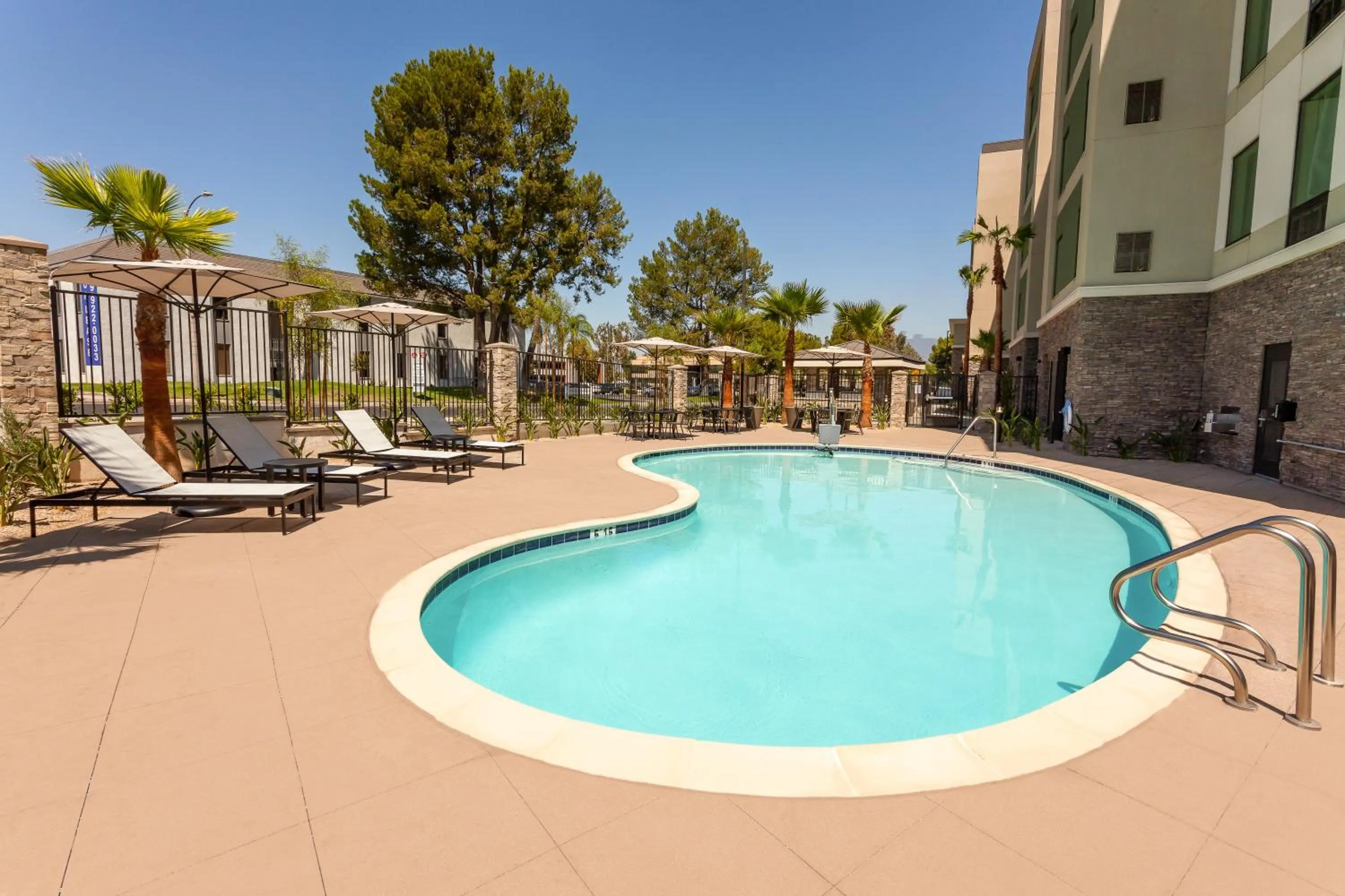 Property building in Staybridge Suites - San Bernardino - Loma Linda