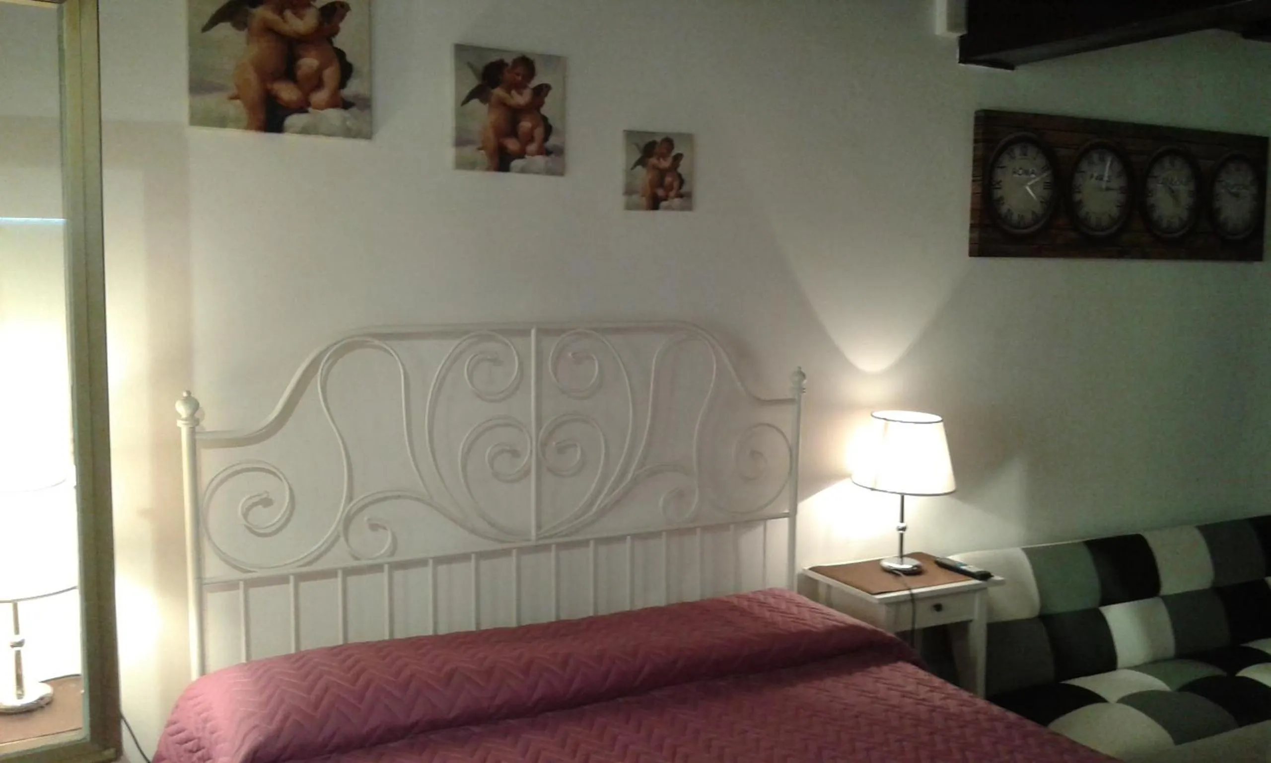 Decorative detail, Bed in Vesta Domus