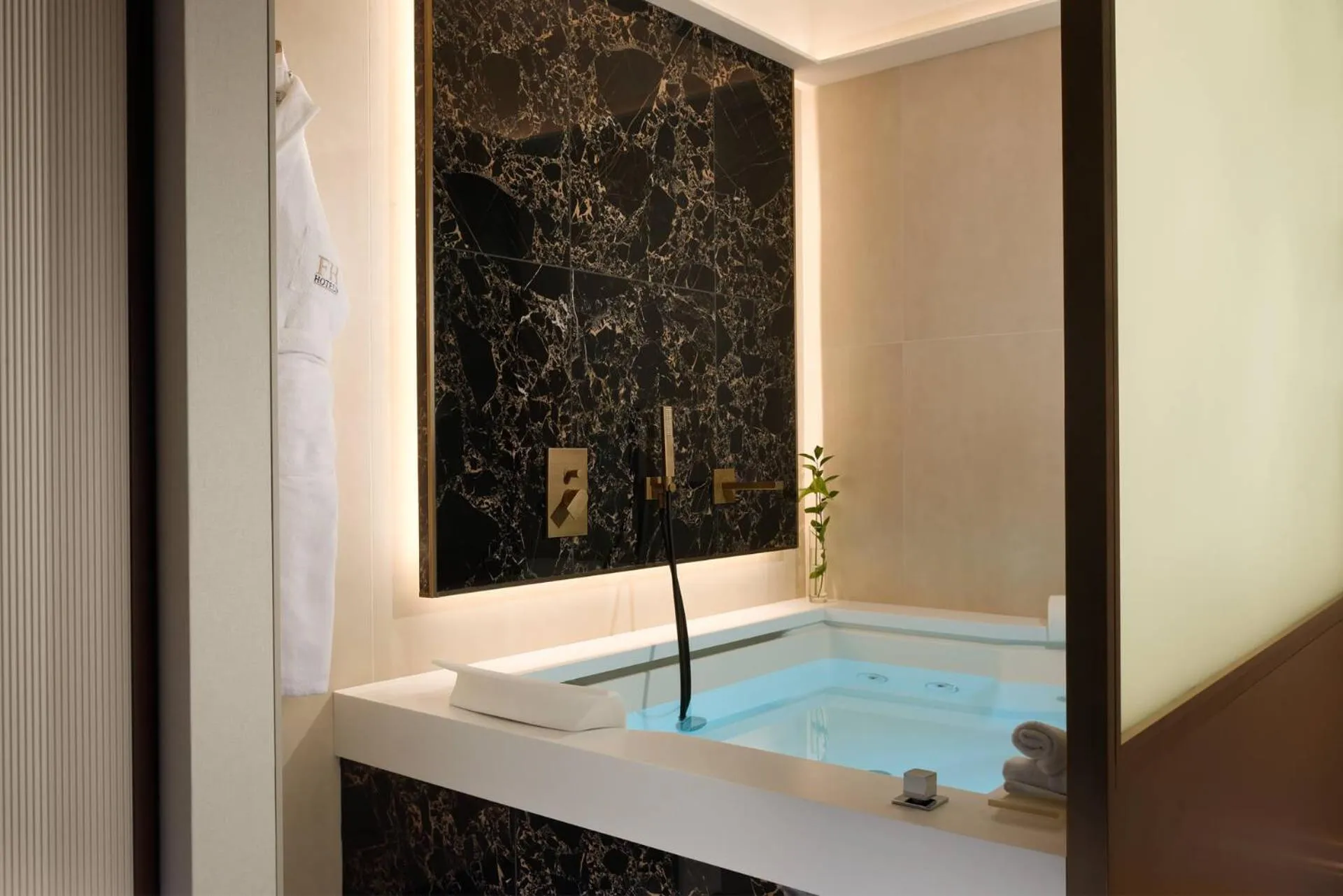 Suite with Spa Bath and City View  - single occupancy in FH55 Grand Hotel Palatino