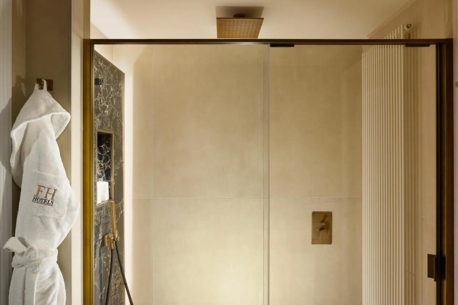 Shower in FH55 Grand Hotel Palatino