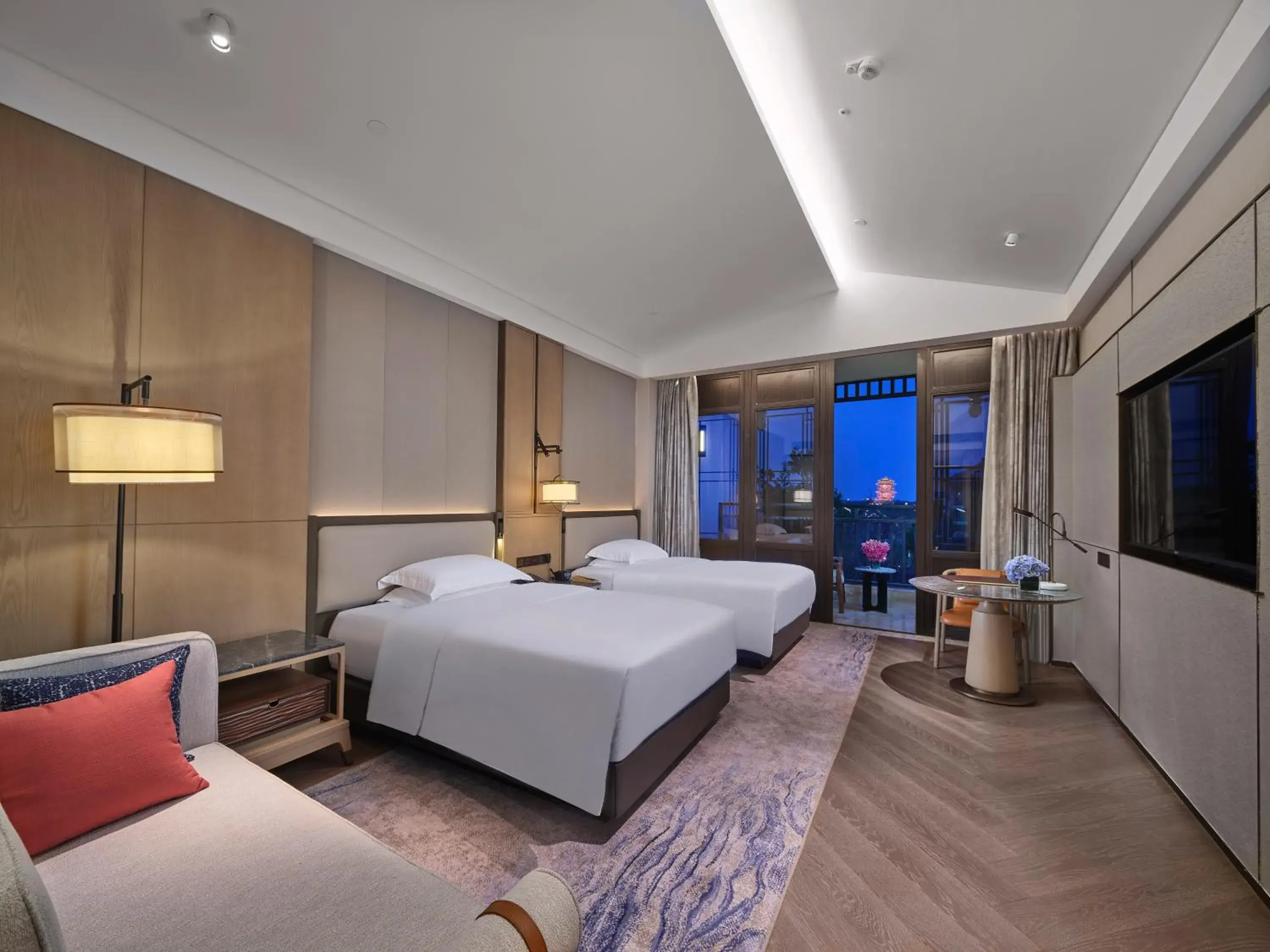 Deluxe Twin Room with Balcony and Garden View in Doubletree By Hilton Yancheng Dayangwan Deluxe Twin Room with Balcony and Garden View in Doubletree By Hilton Yancheng Dayangwan