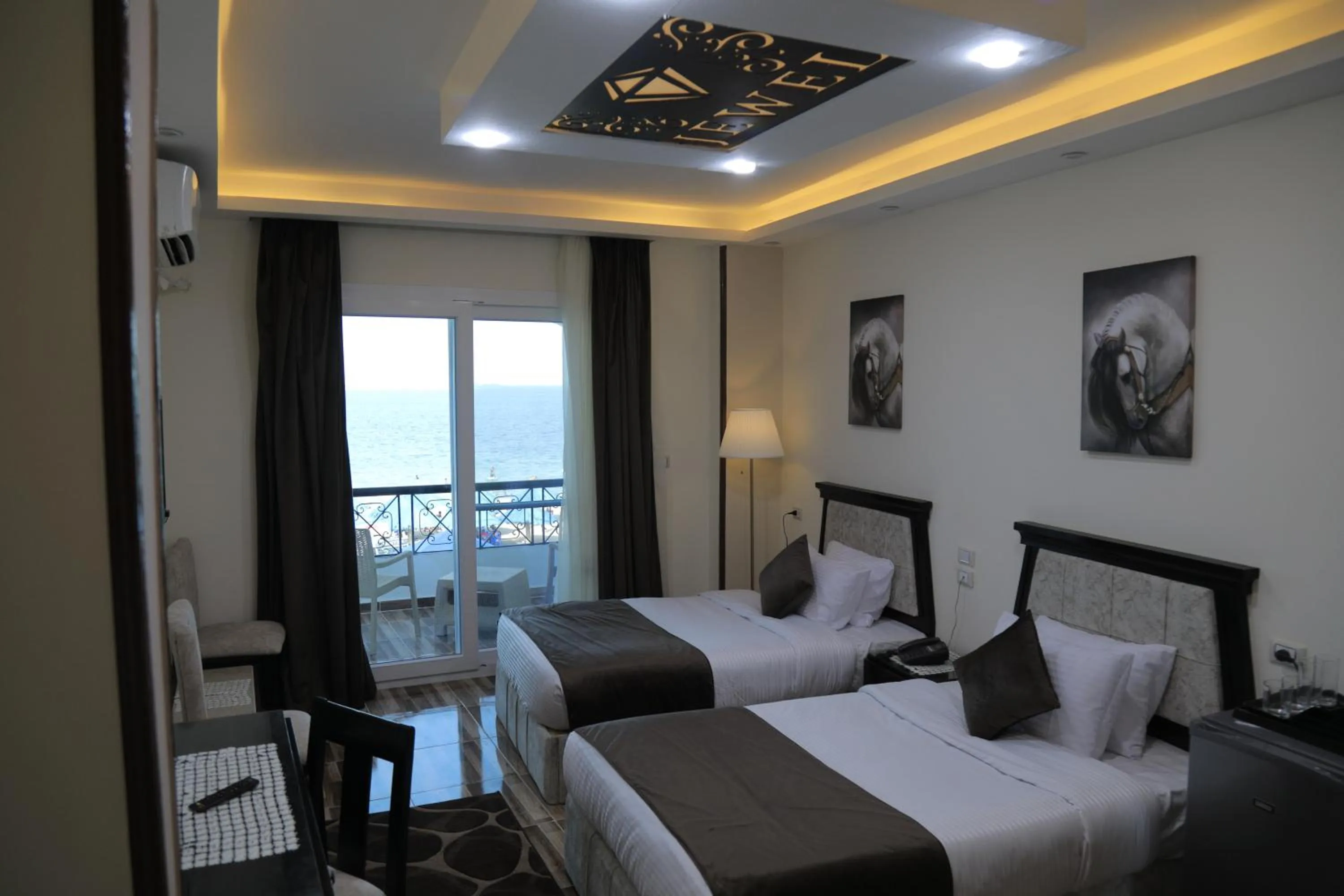 Photo of the whole room, Bed in Jewel Fayed Hotel