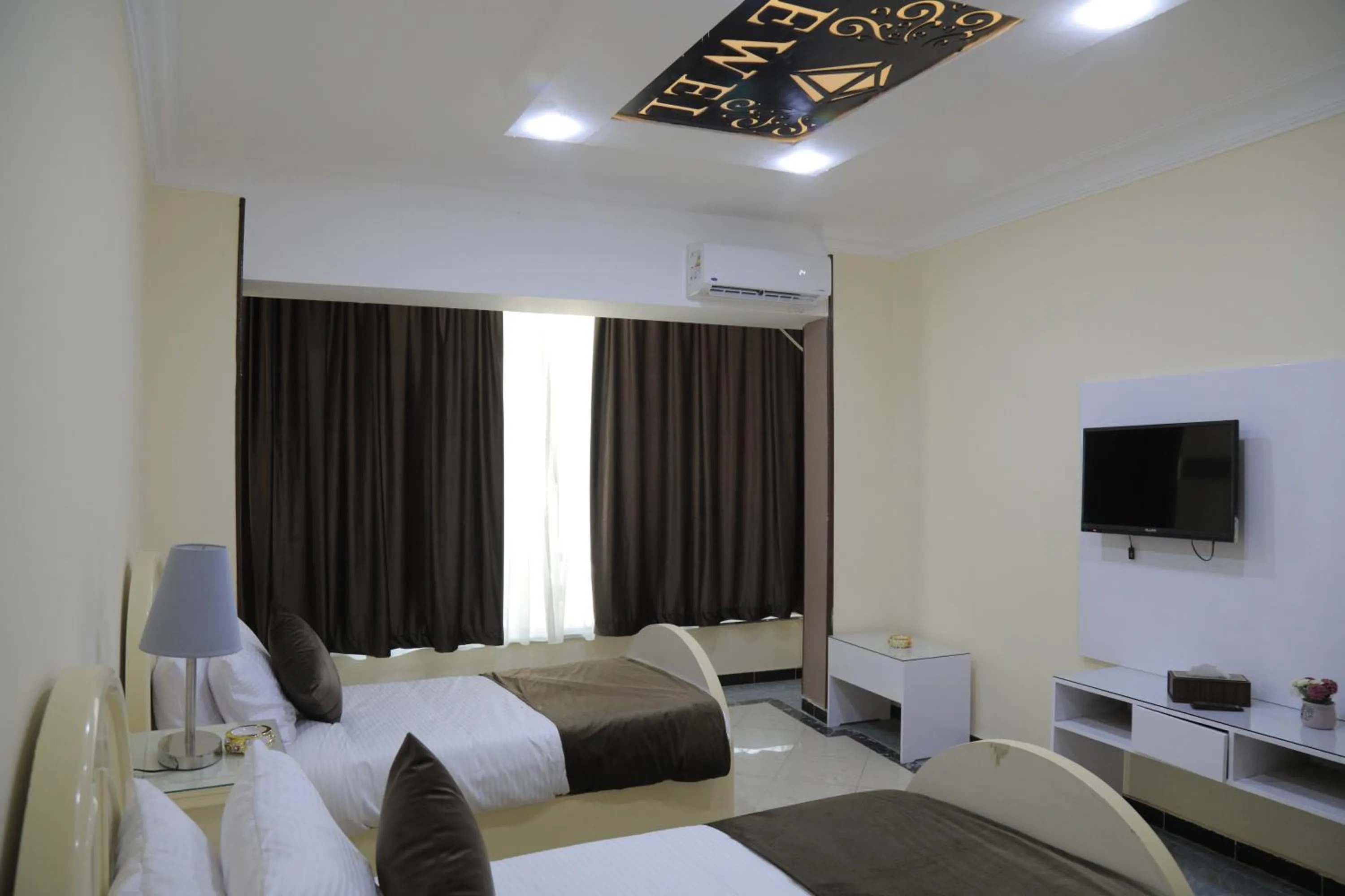 TV and multimedia, Bed in Jewel Fayed Hotel