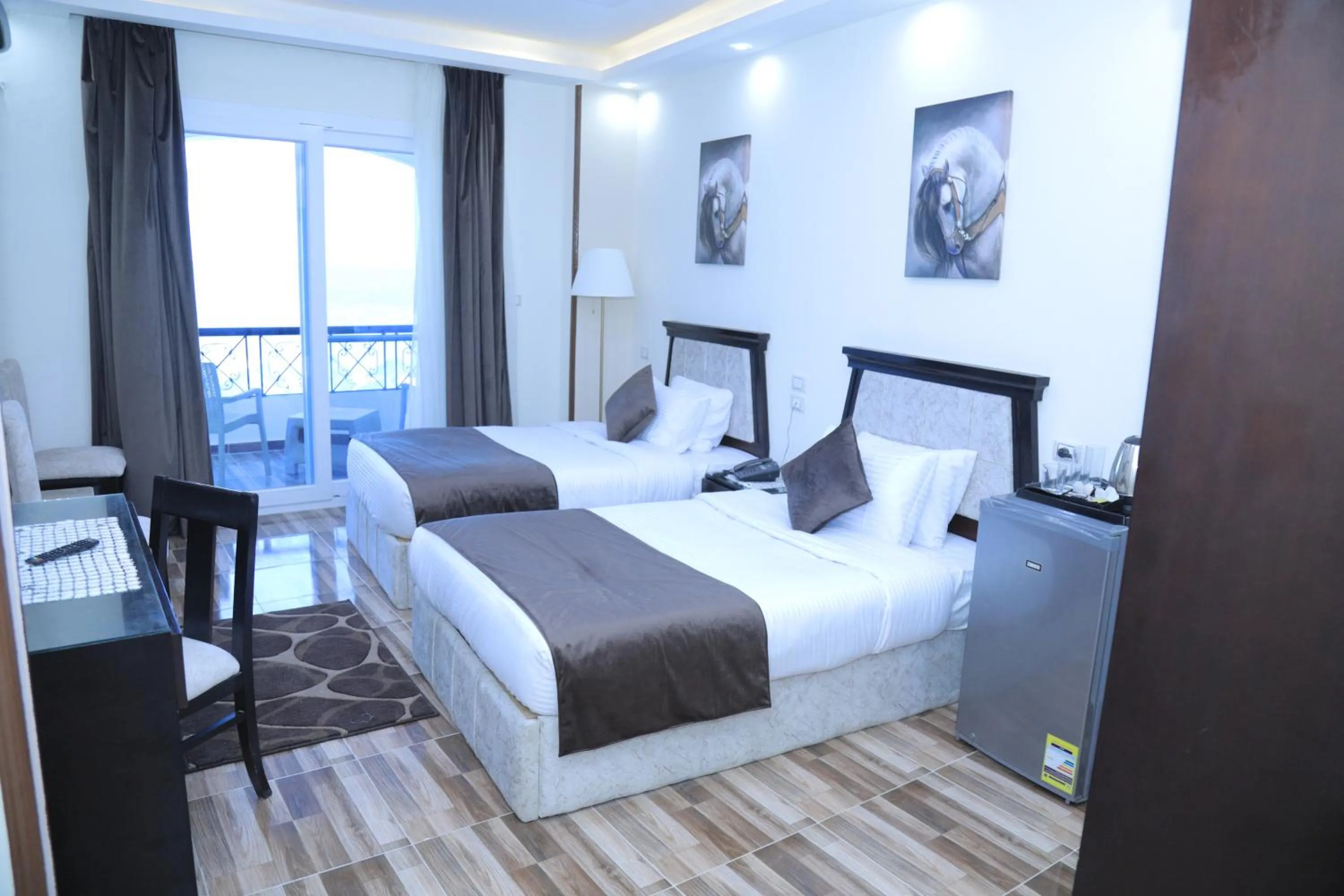 Photo of the whole room, Bed in Jewel Fayed Hotel