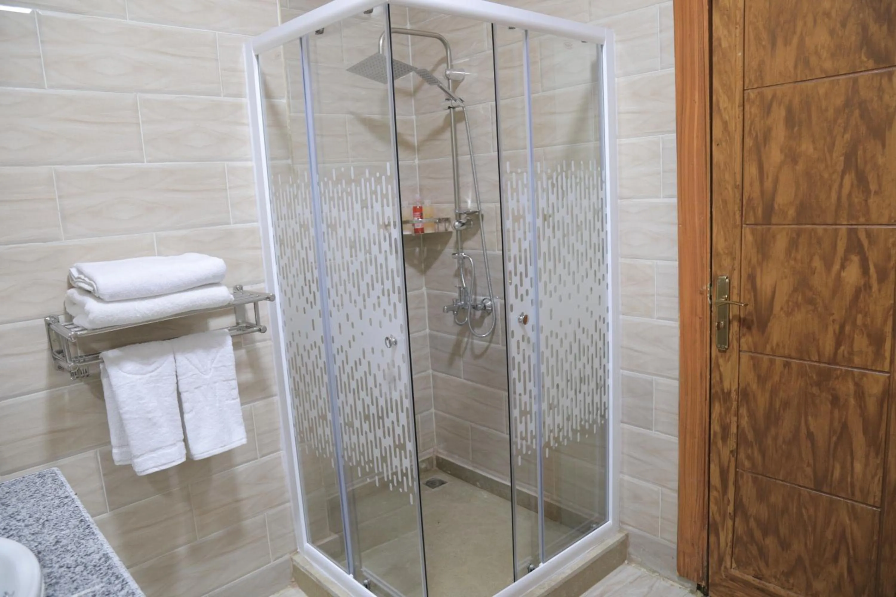 Bathroom in Jewel Fayed Hotel