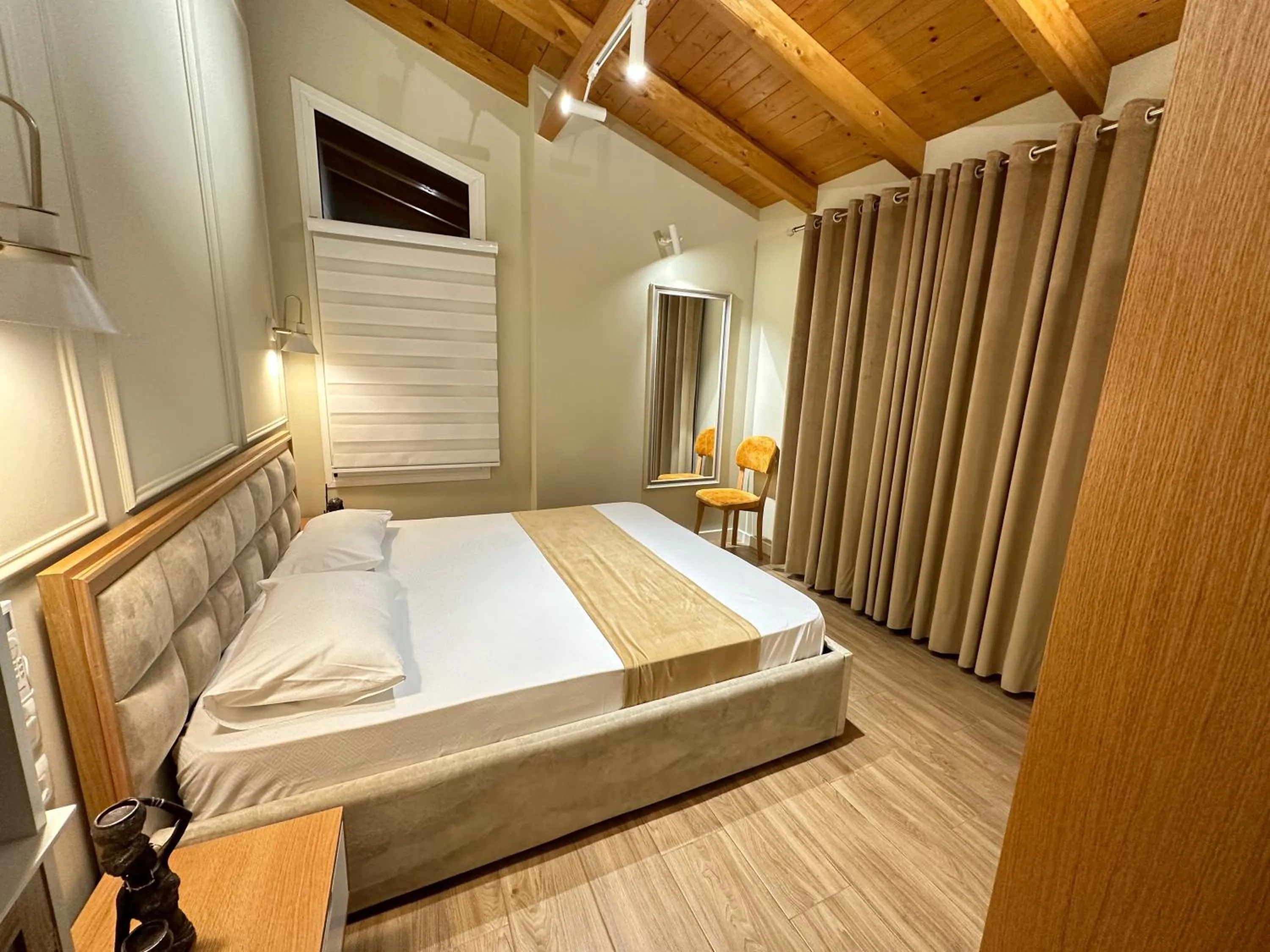 Communal lounge/ TV room, Bed in Arial Penthouse Suites