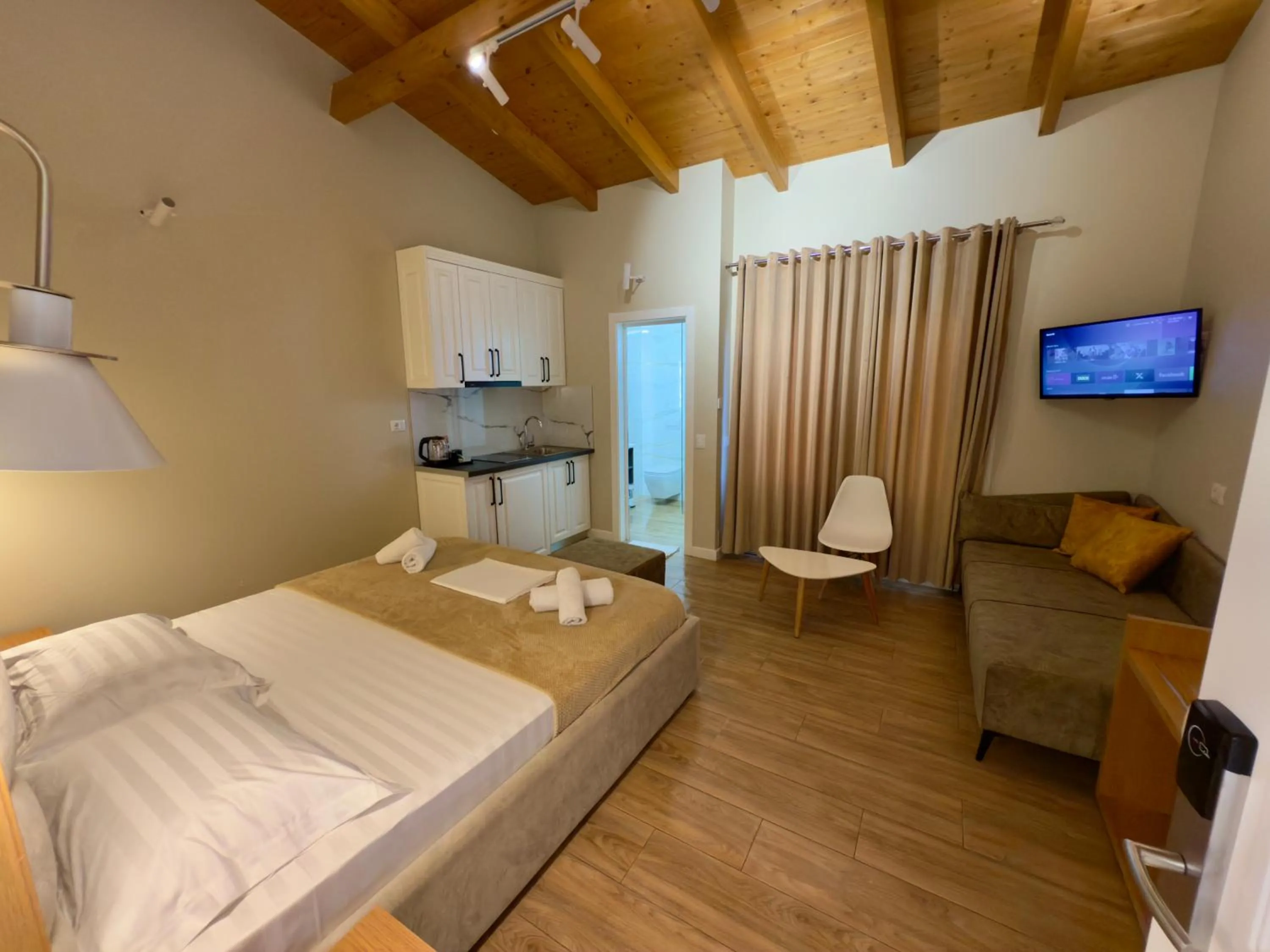 Communal lounge/ TV room, Bed in Arial Penthouse Suites