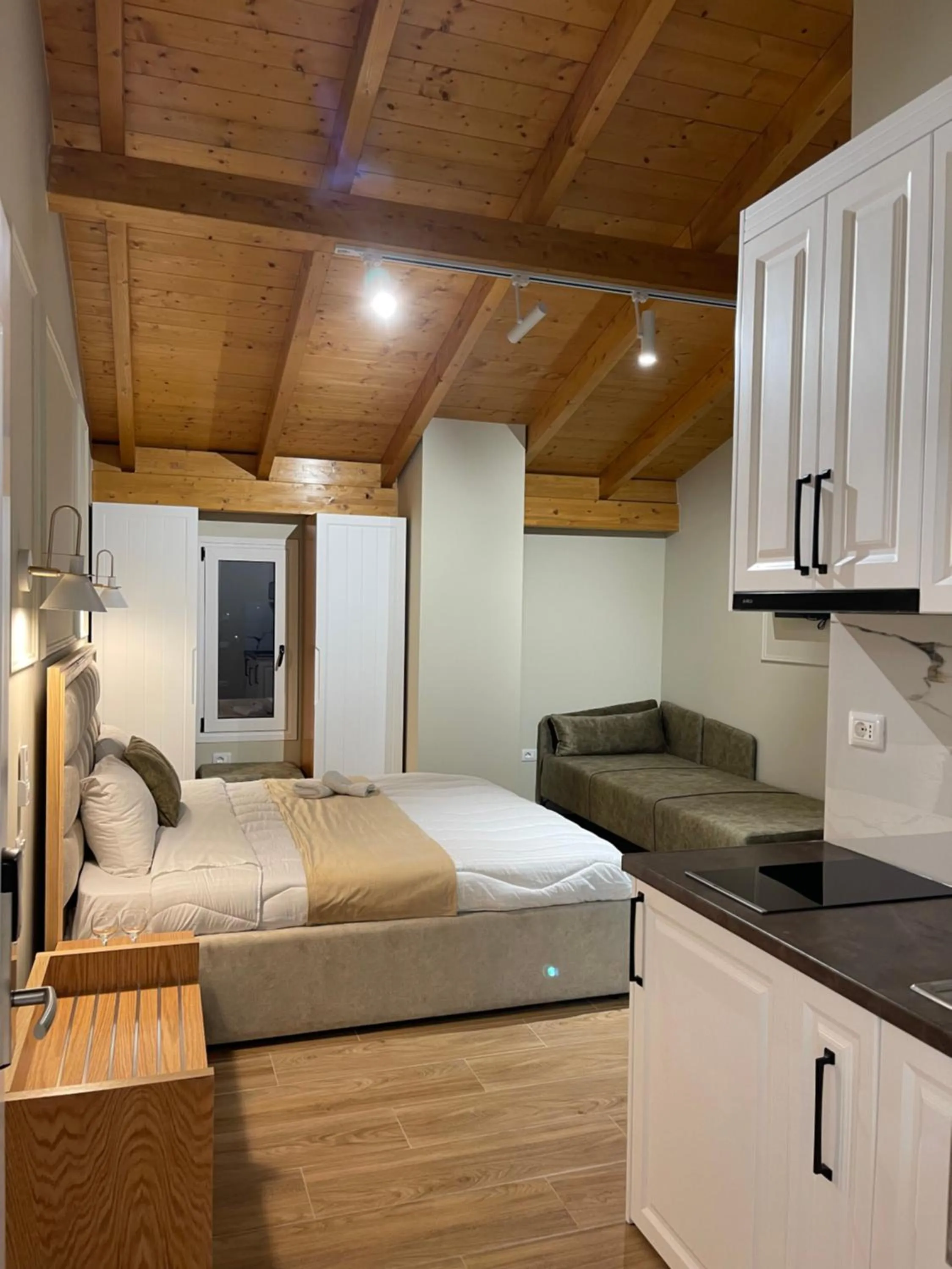 Photo of the whole room, Bed in Arial Penthouse Suites