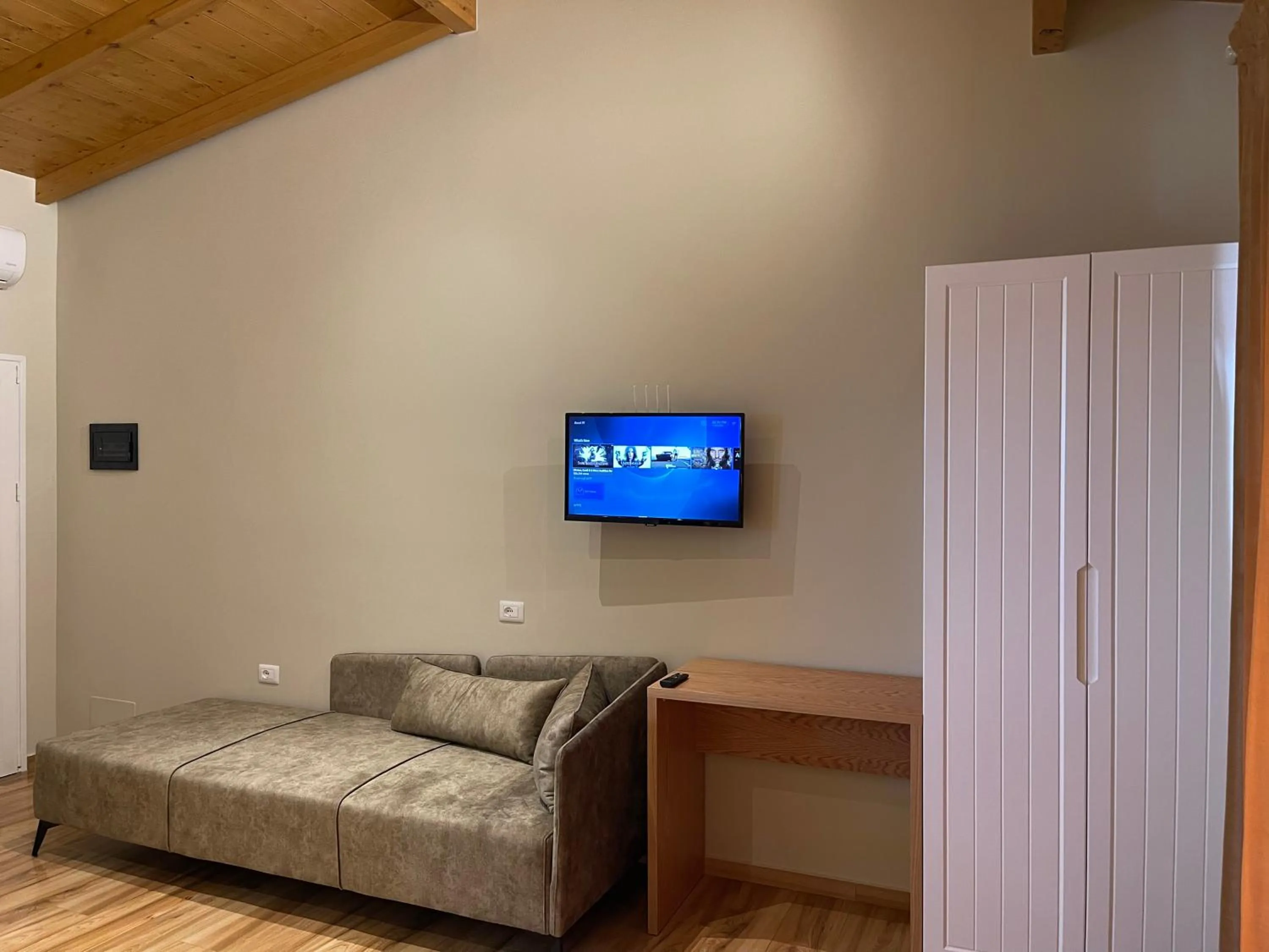 Communal lounge/ TV room in Arial Penthouse Suites