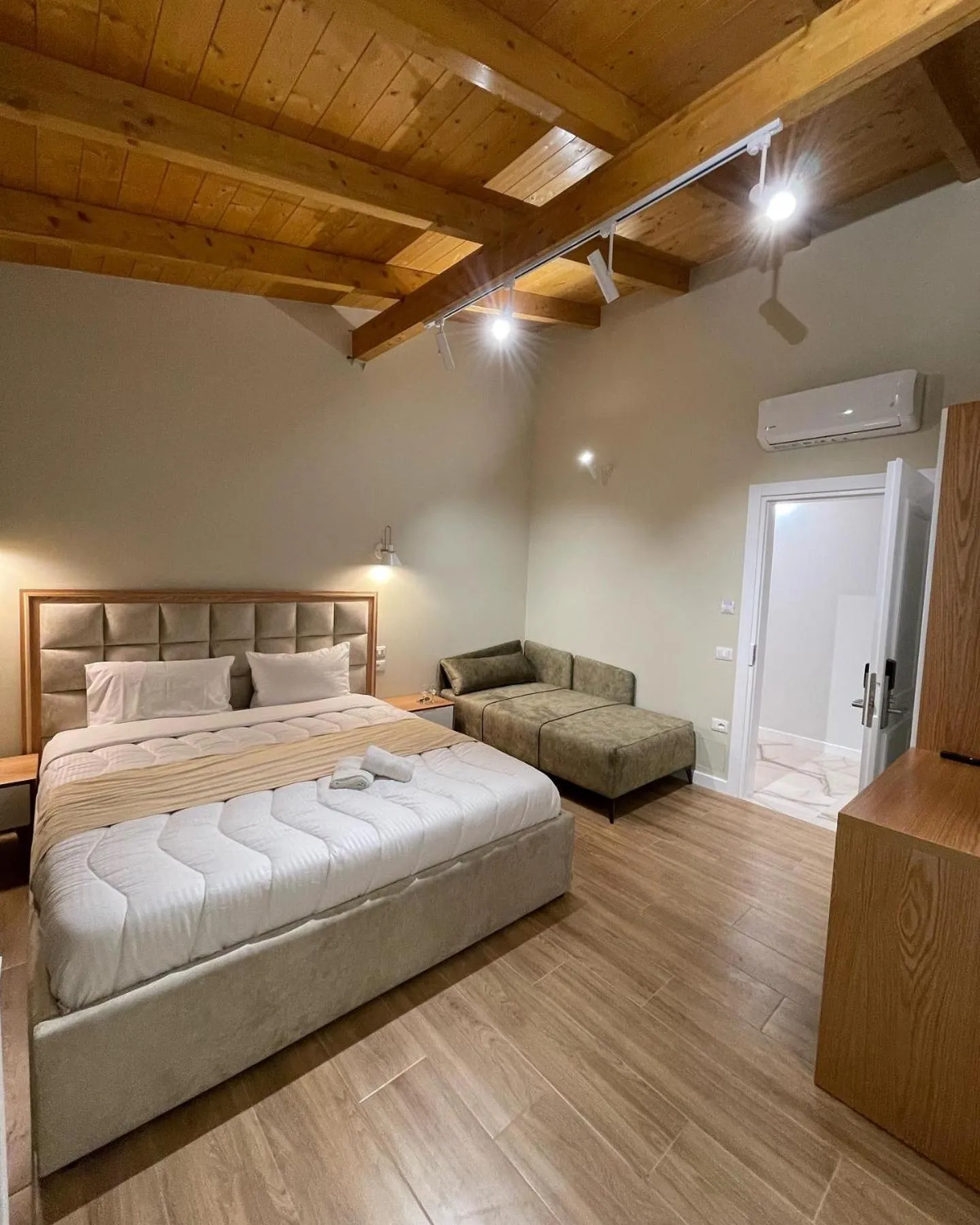 Photo of the whole room, Bed in Arial Penthouse Suites