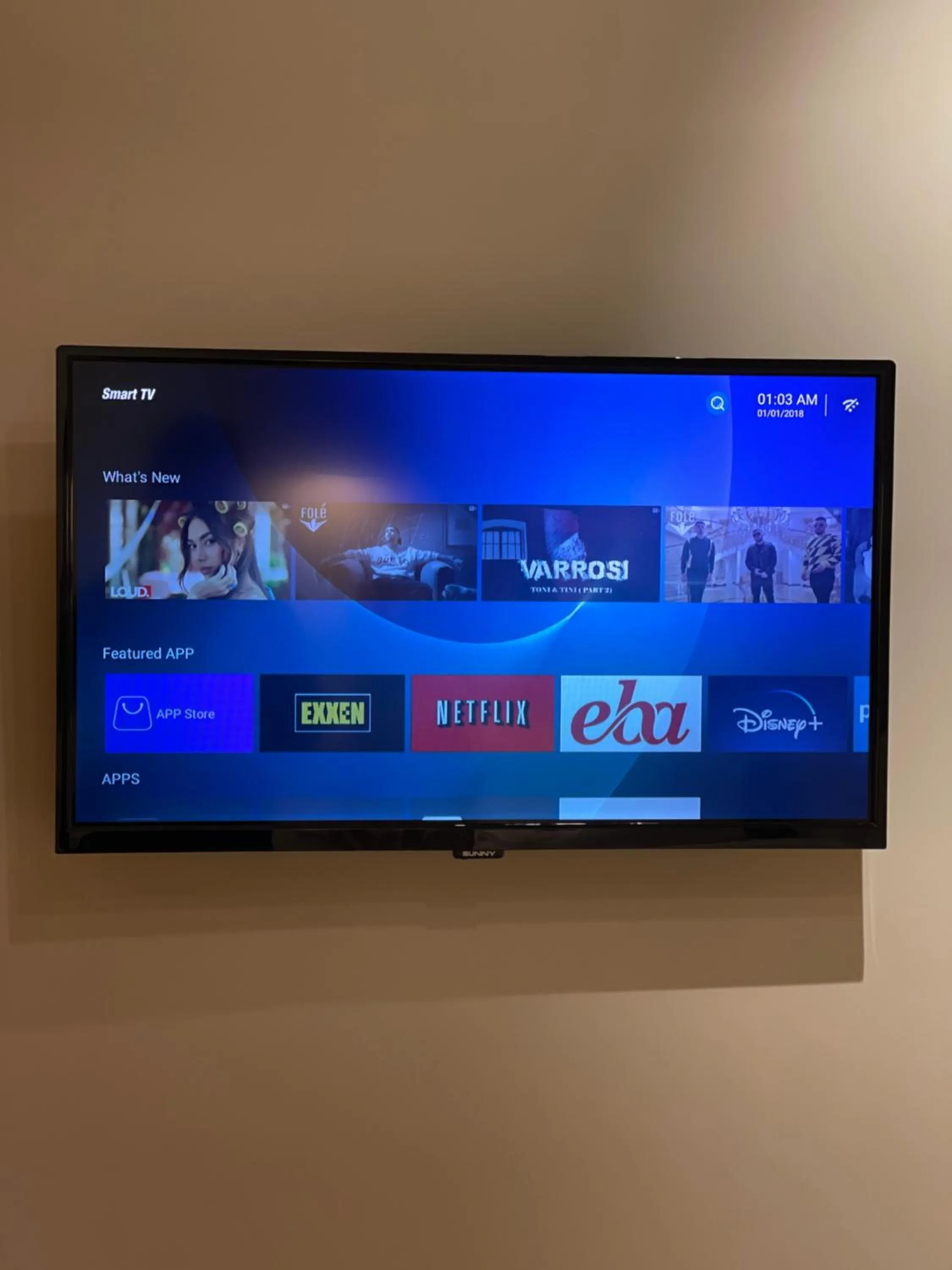 Communal lounge/ TV room in Arial Penthouse Suites