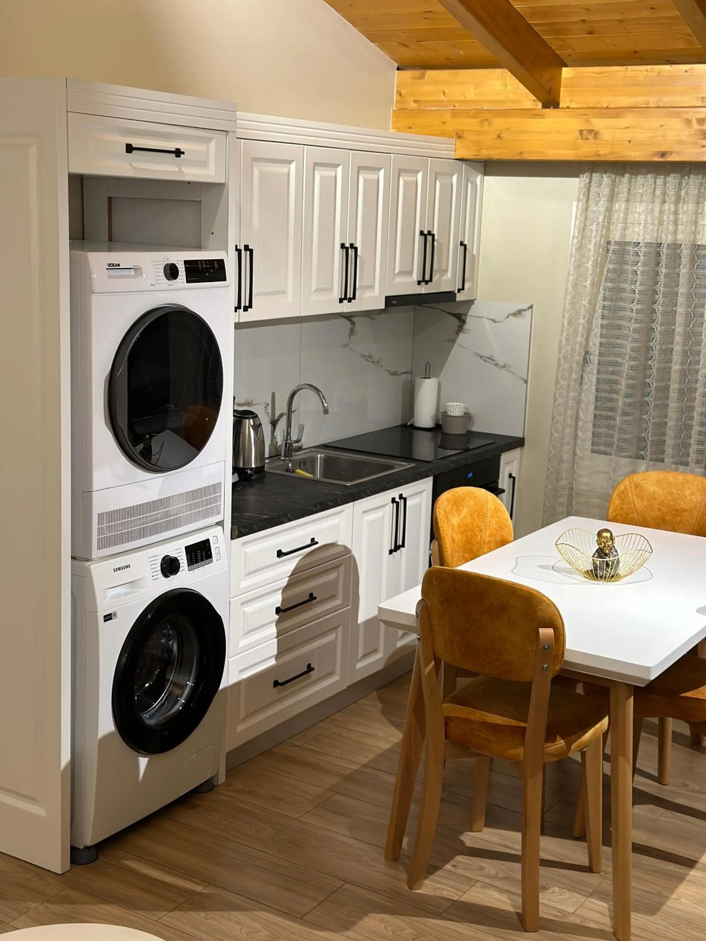 Kitchen or kitchenette in Arial Penthouse Suites