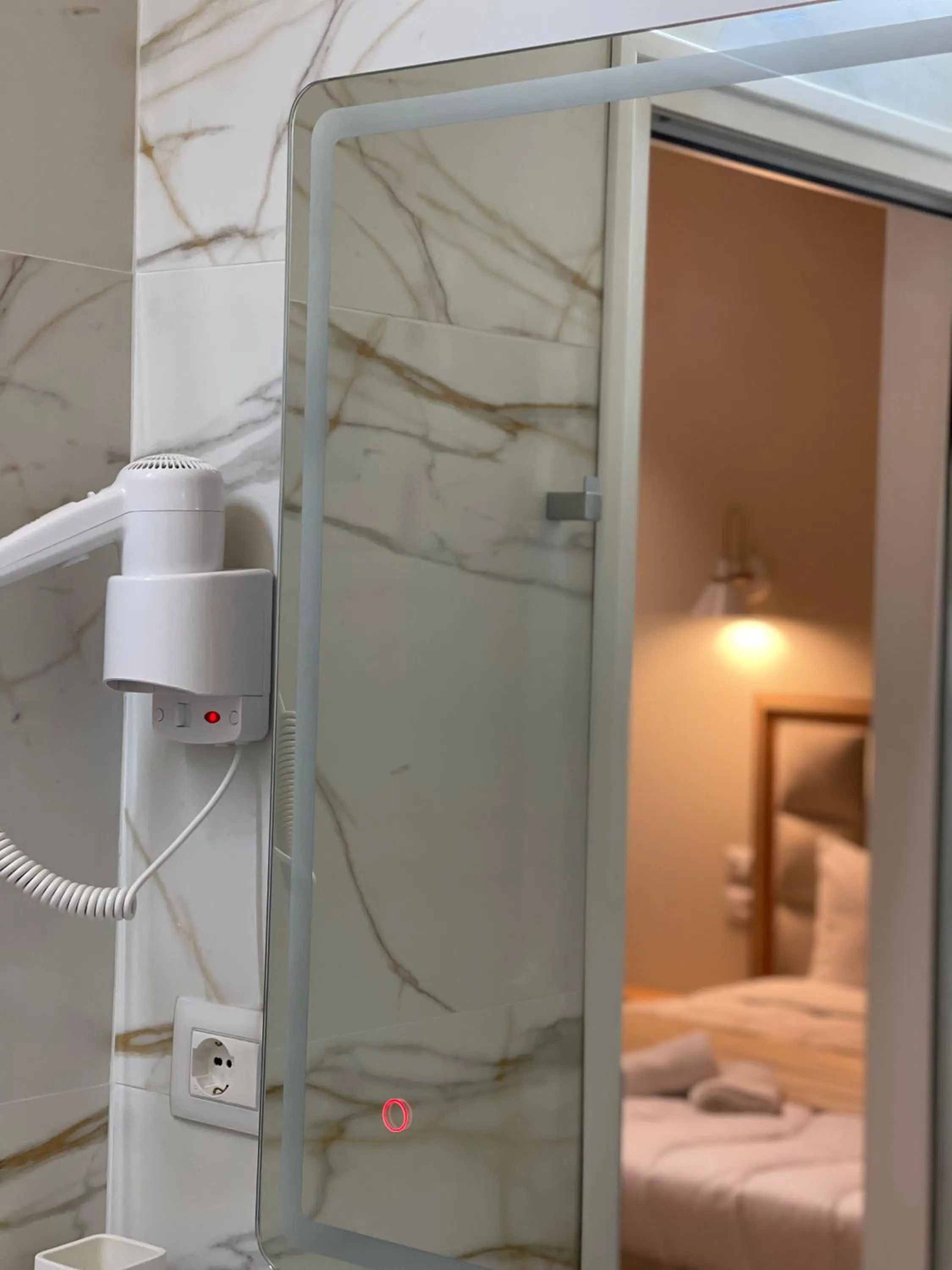 Bathroom, Bed in Arial Penthouse Suites