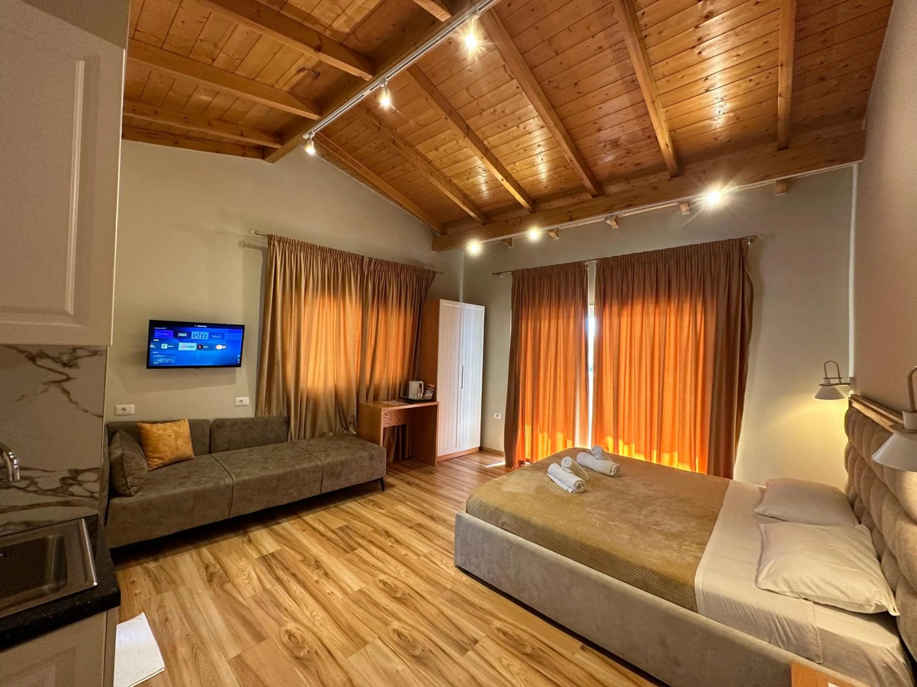 Communal lounge/ TV room, Bed in Arial Penthouse Suites