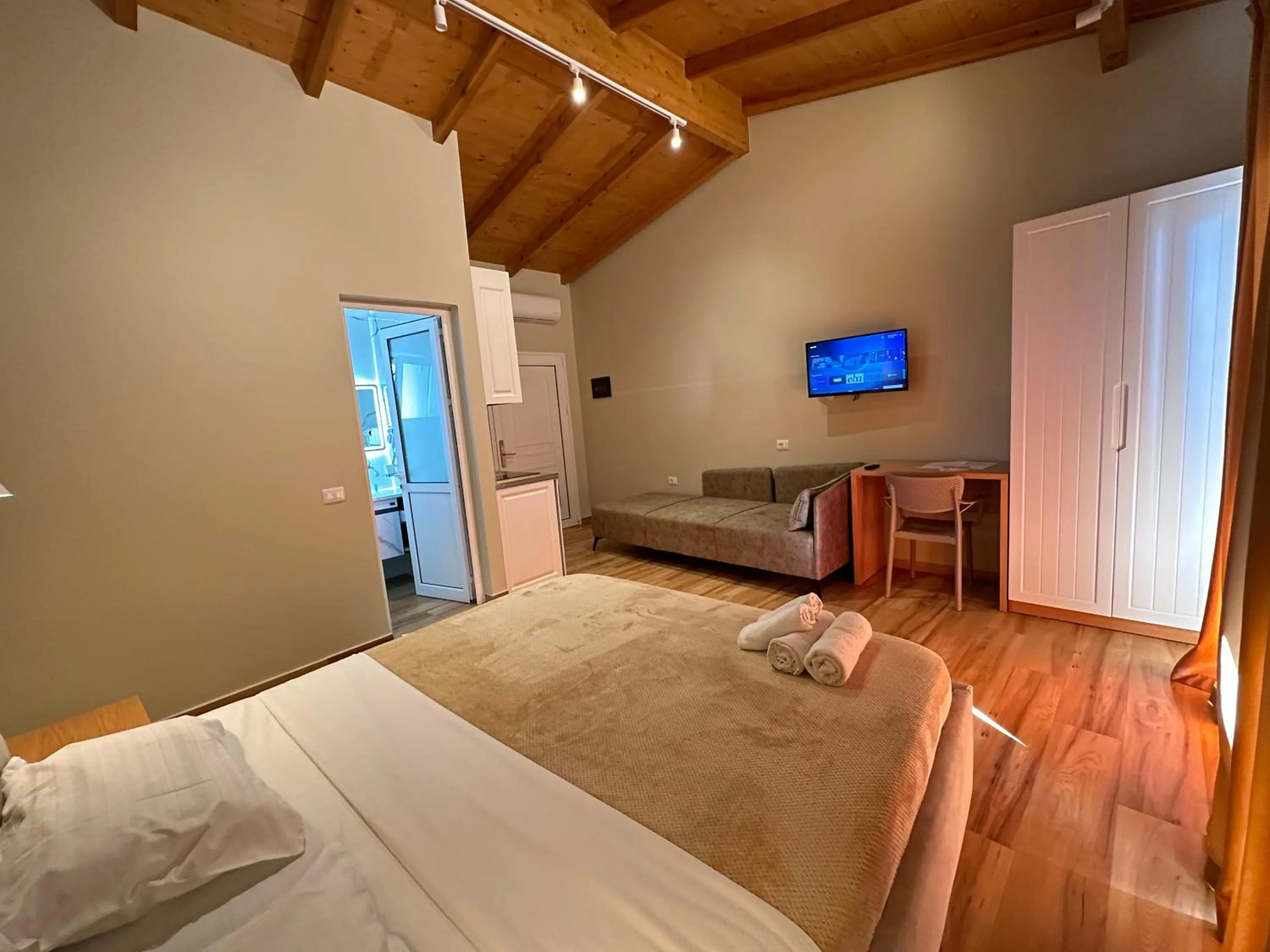 Communal lounge/ TV room, Bed in Arial Penthouse Suites