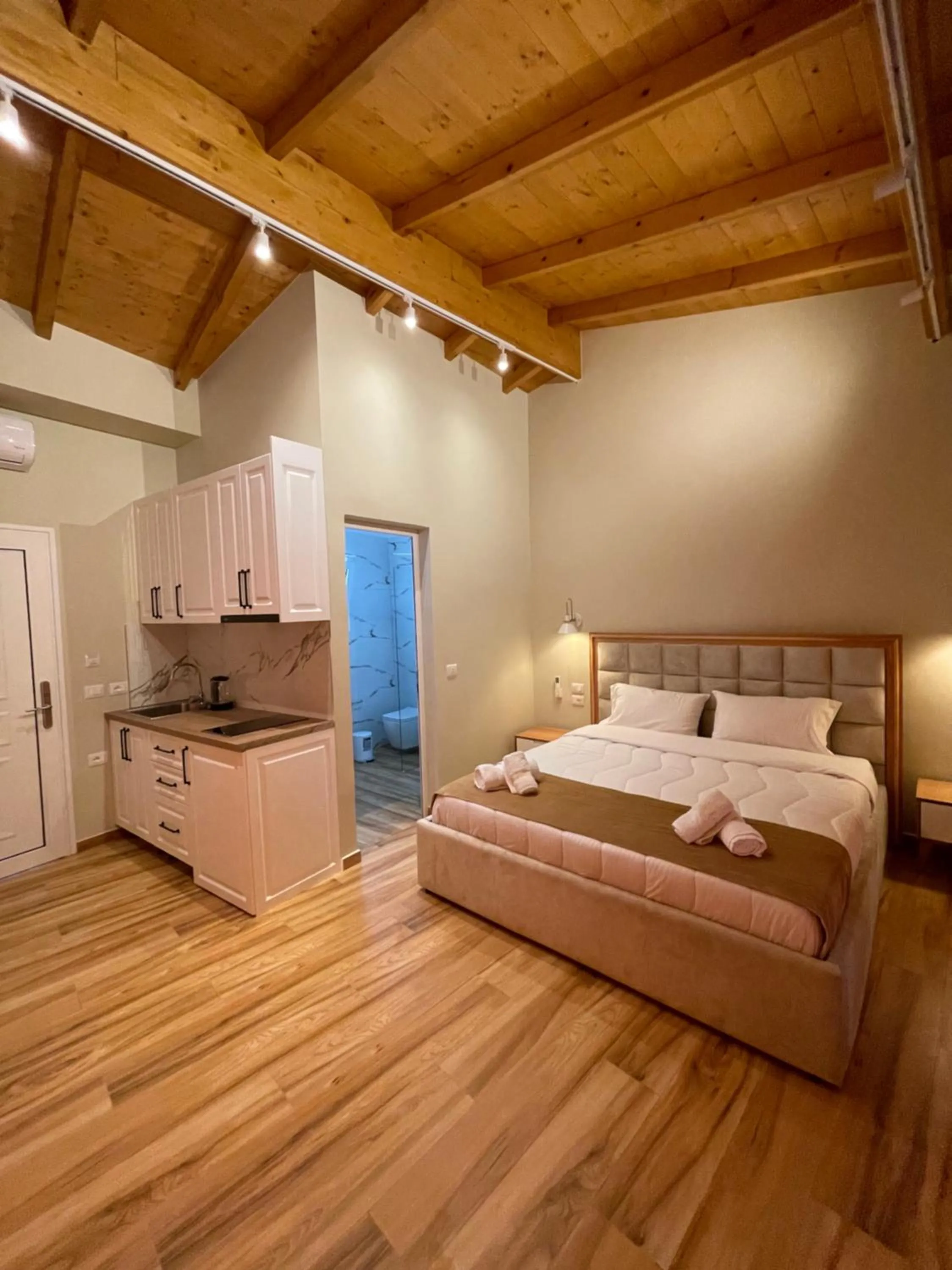 Photo of the whole room, Bed in Arial Penthouse Suites