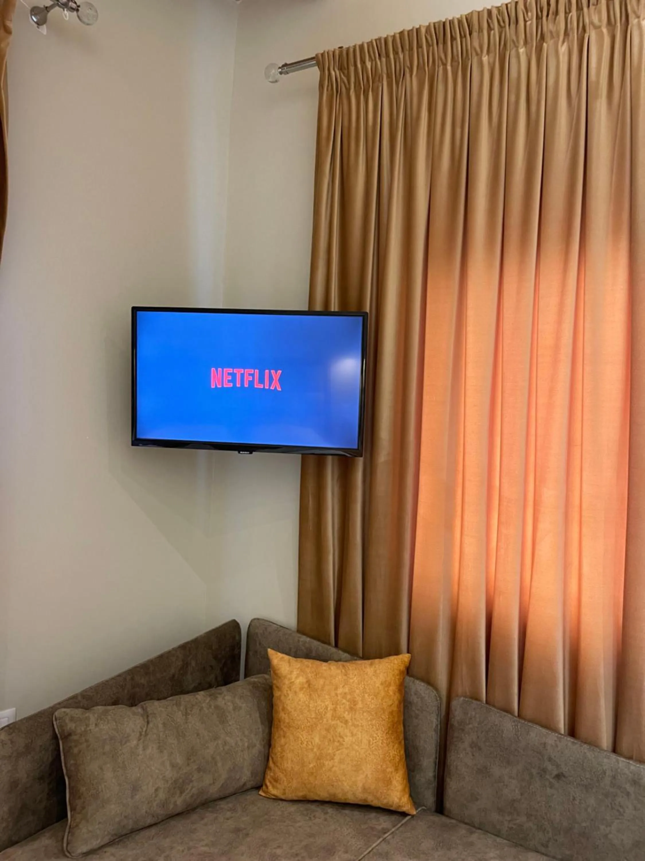 Communal lounge/ TV room in Arial Penthouse Suites