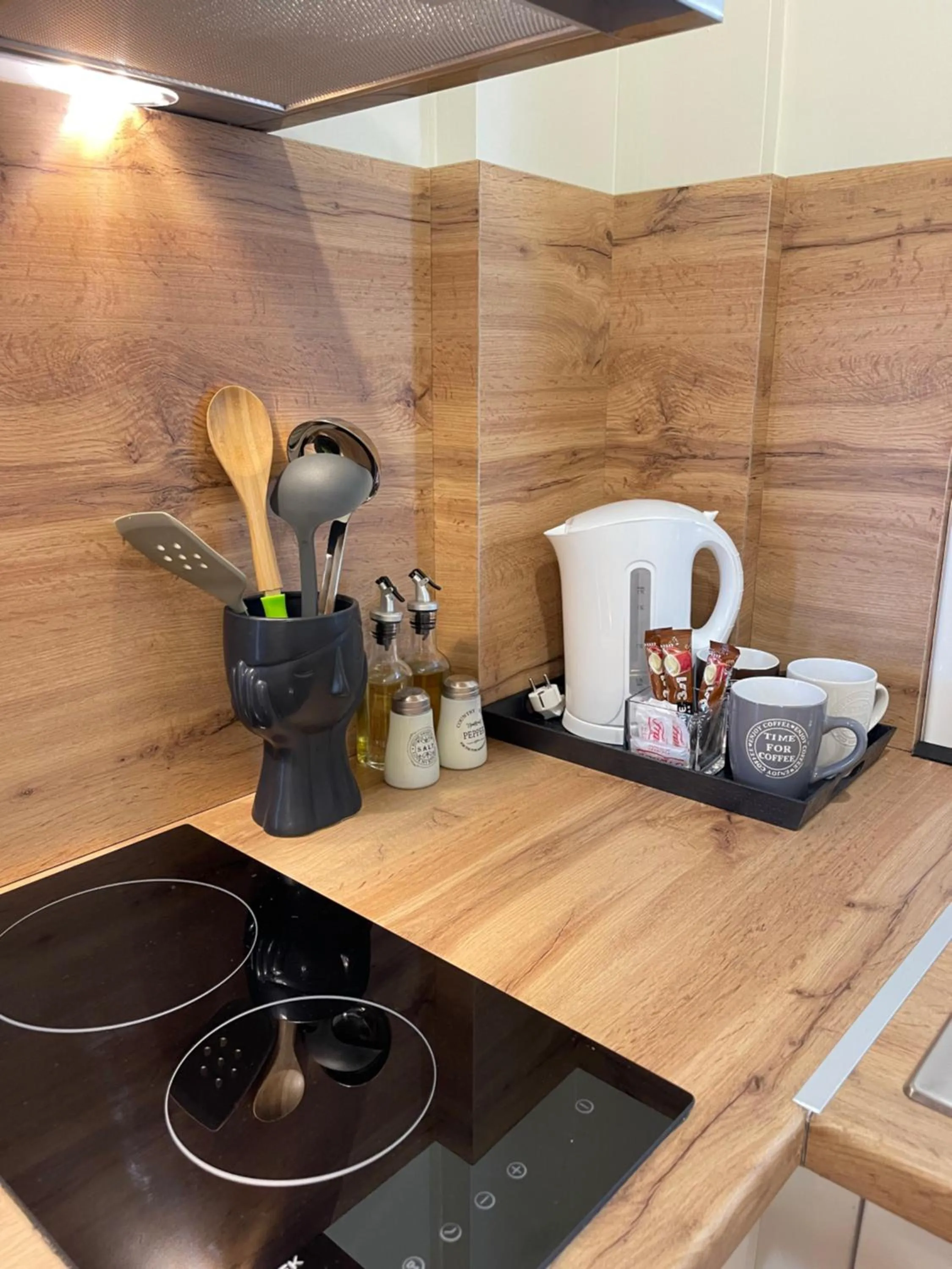 Coffee/tea facilities in Arial Penthouse Suites