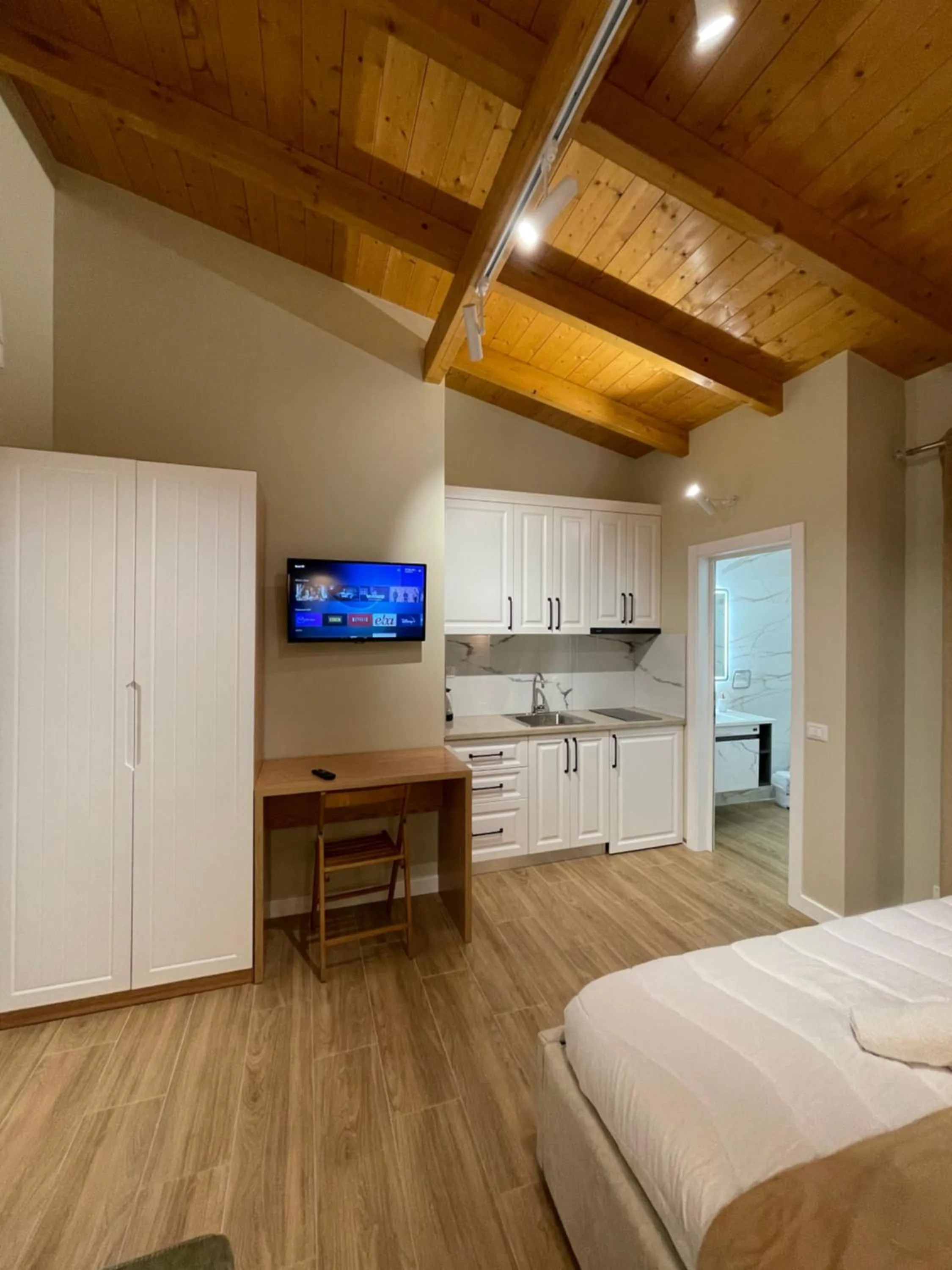 Photo of the whole room, Bed in Arial Penthouse Suites