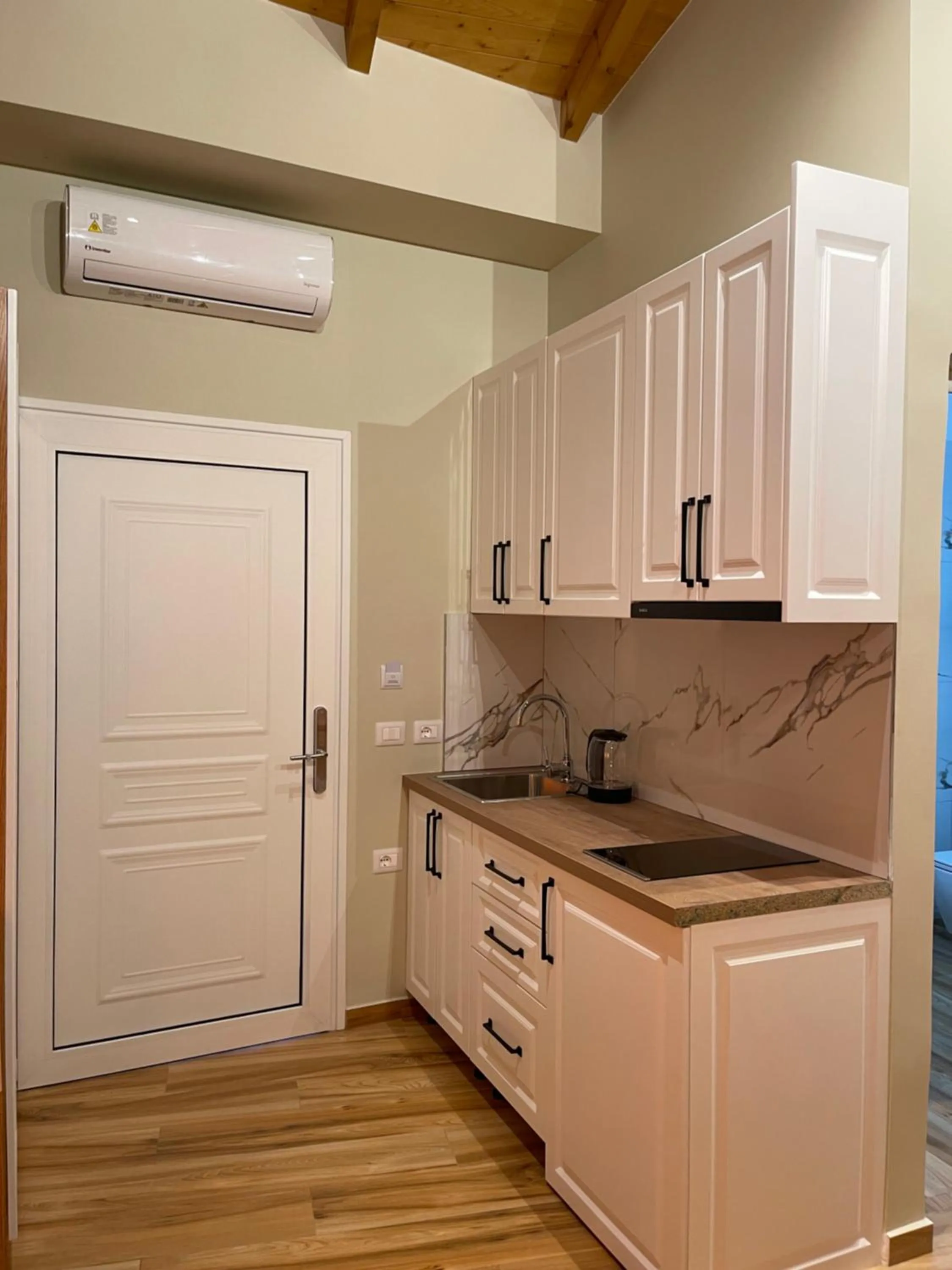 Kitchen or kitchenette in Arial Penthouse Suites