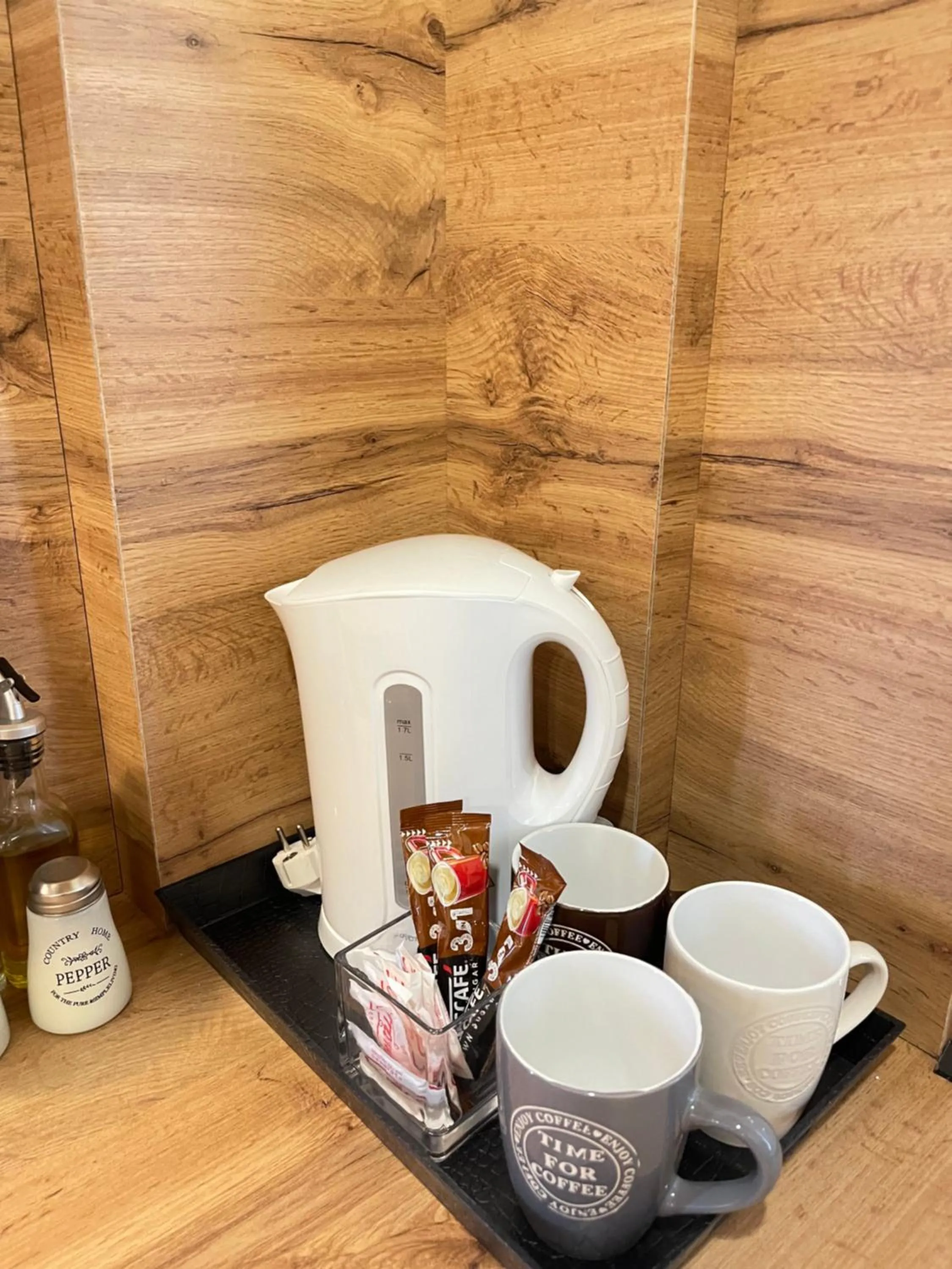 Coffee/tea facilities in Arial Penthouse Suites