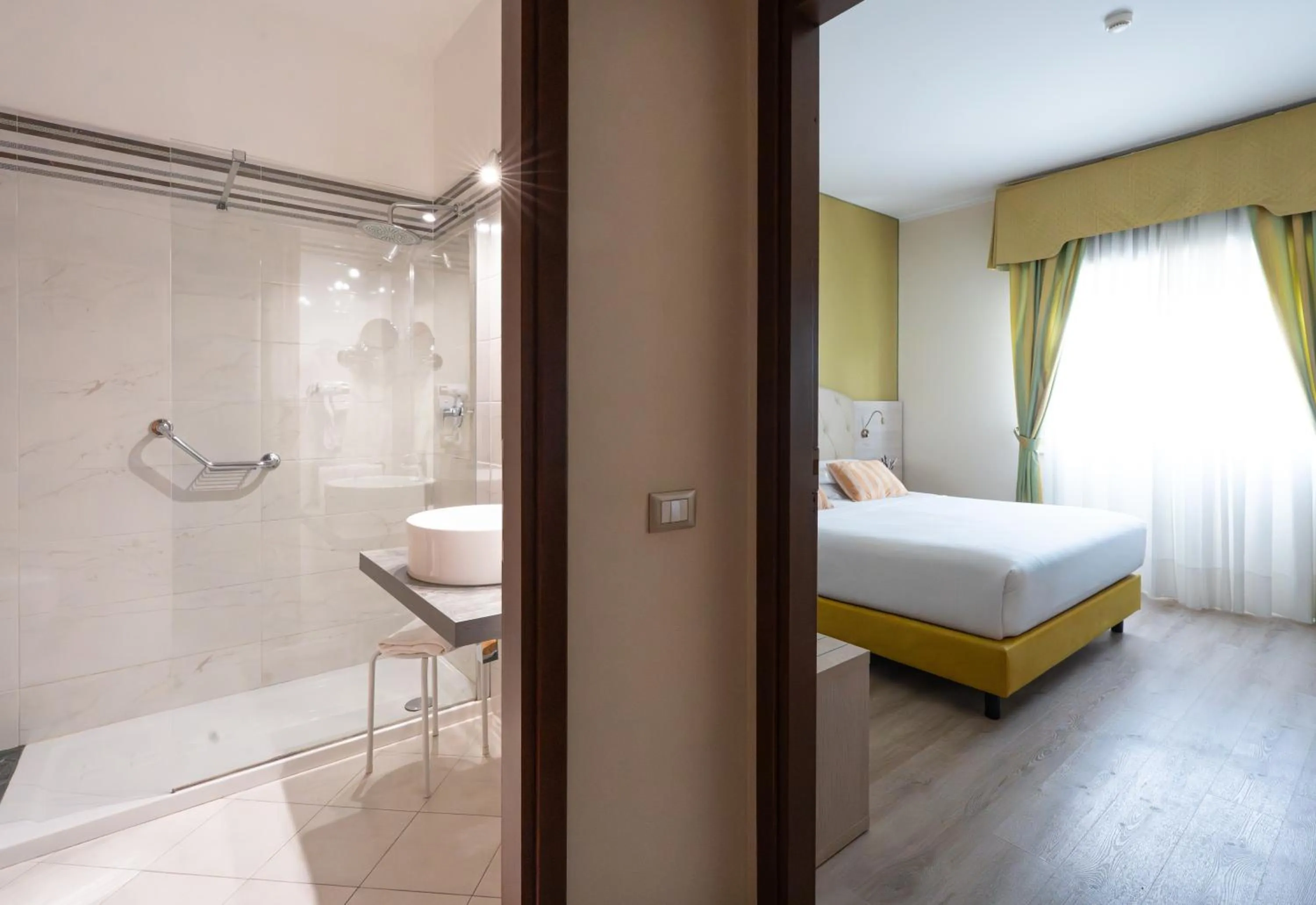 Bathroom, Bed in Hotel Castello Artemide Congressi