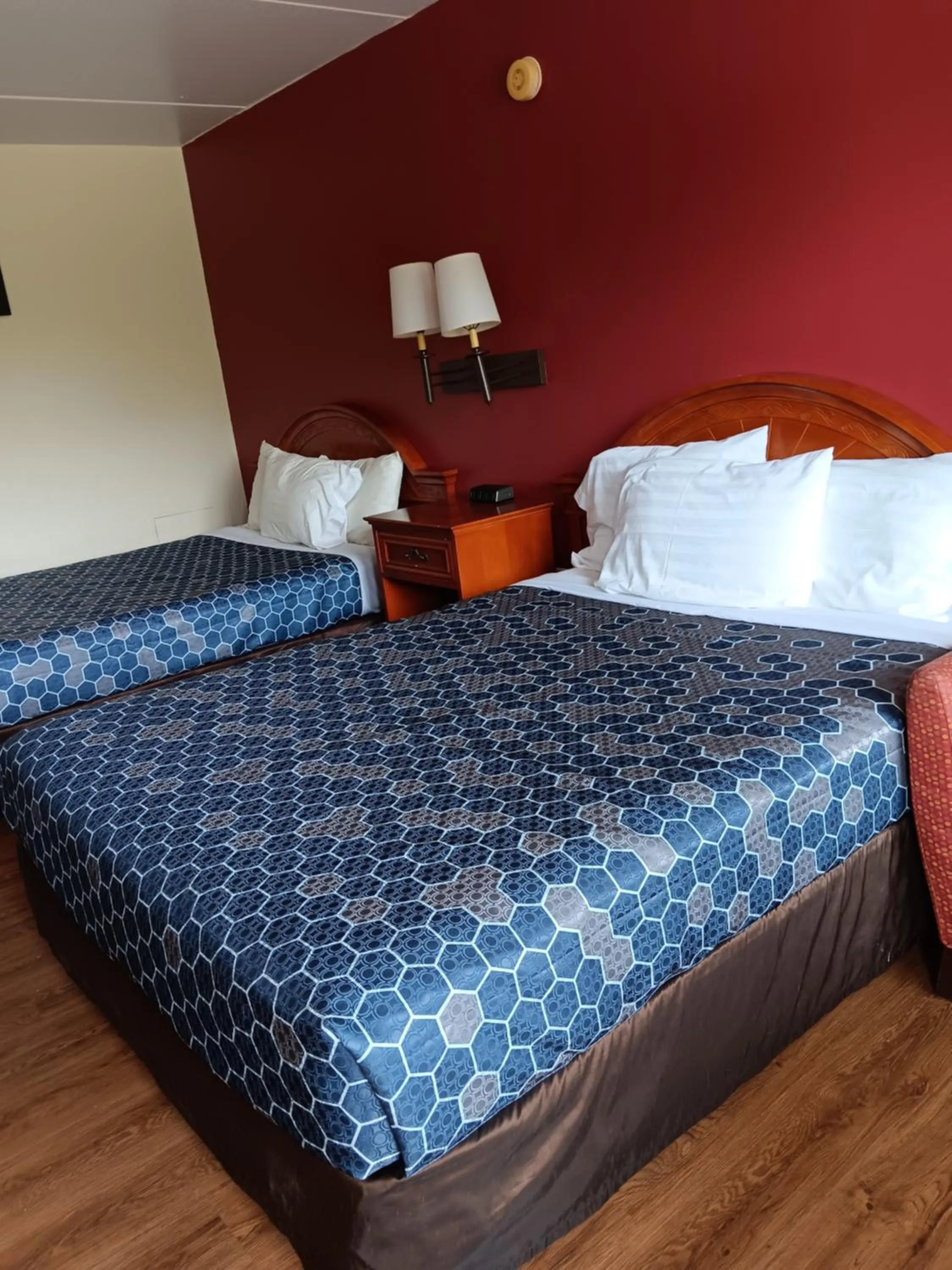 Bed in King's Inn Motel