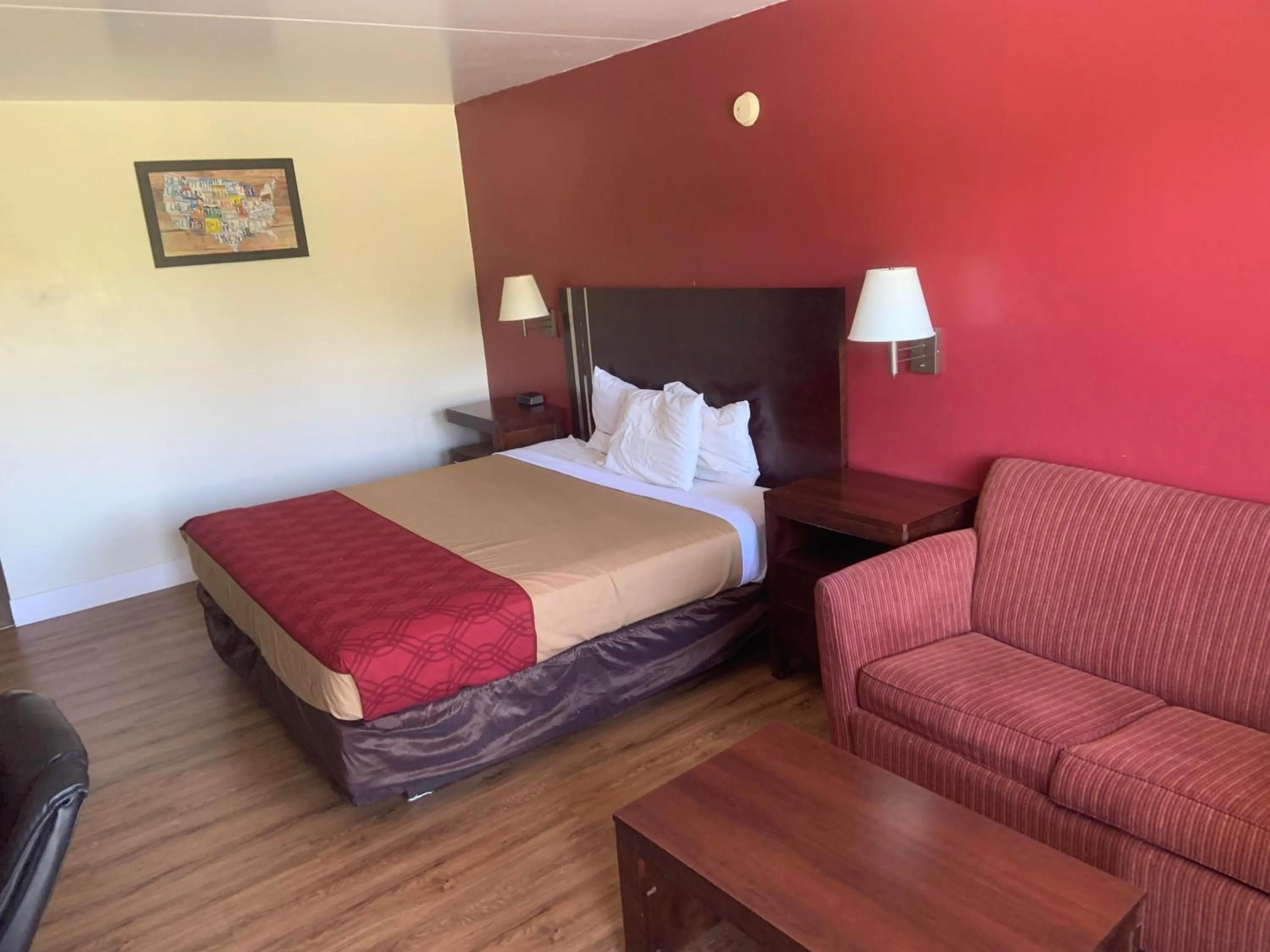 Bed in King's Inn Motel