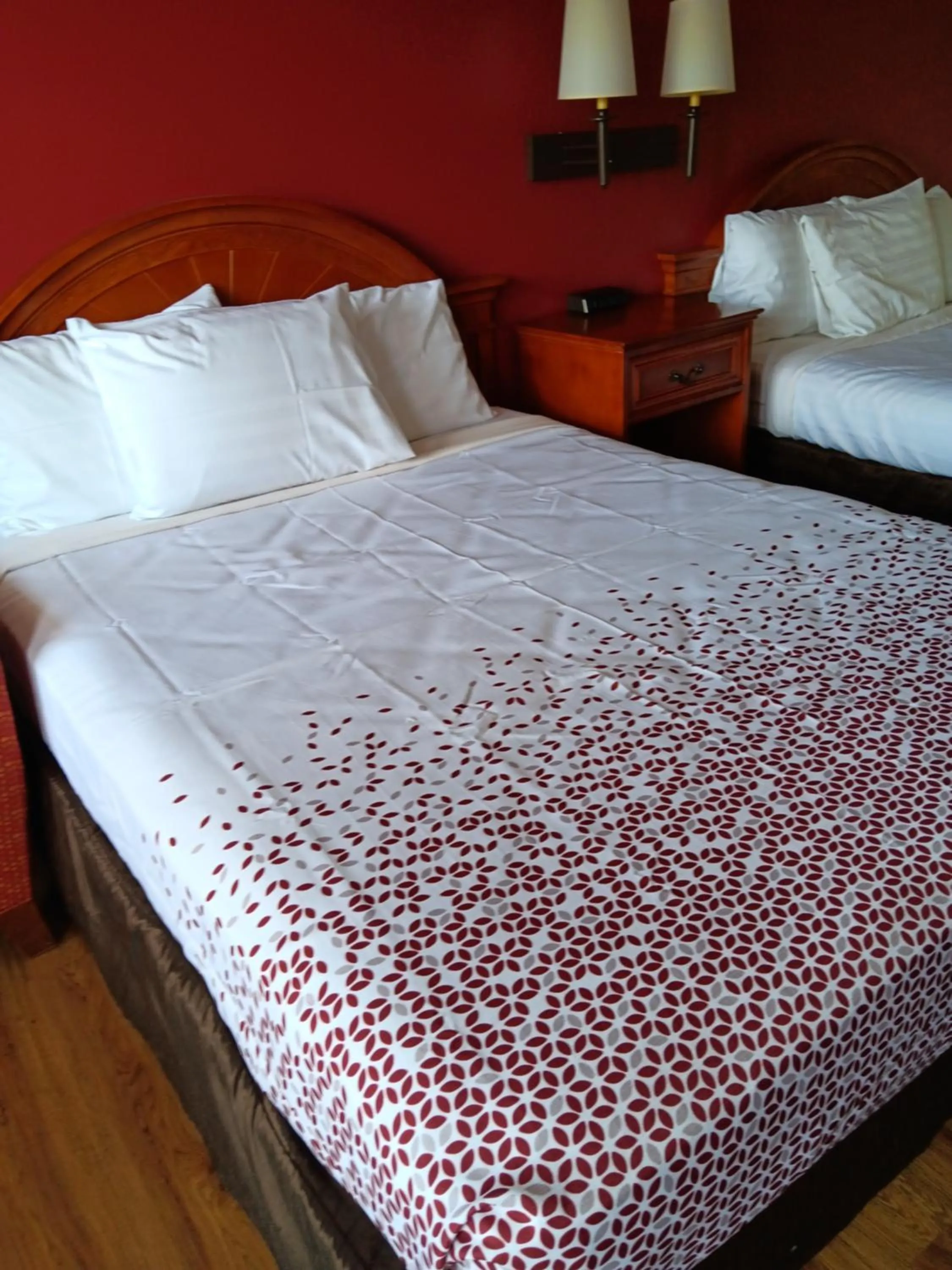 Bed in King's Inn Motel