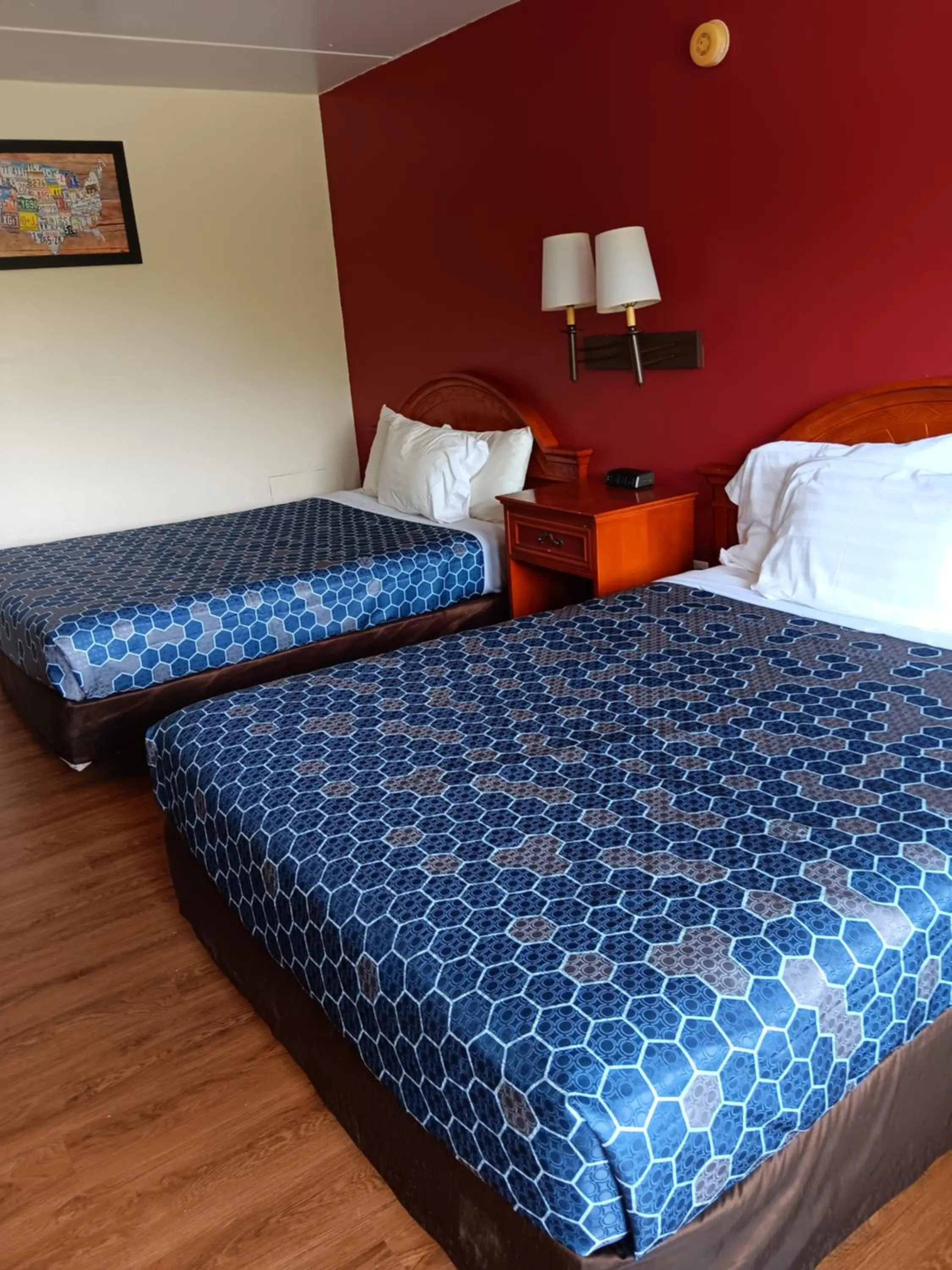 Bed in King's Inn Motel