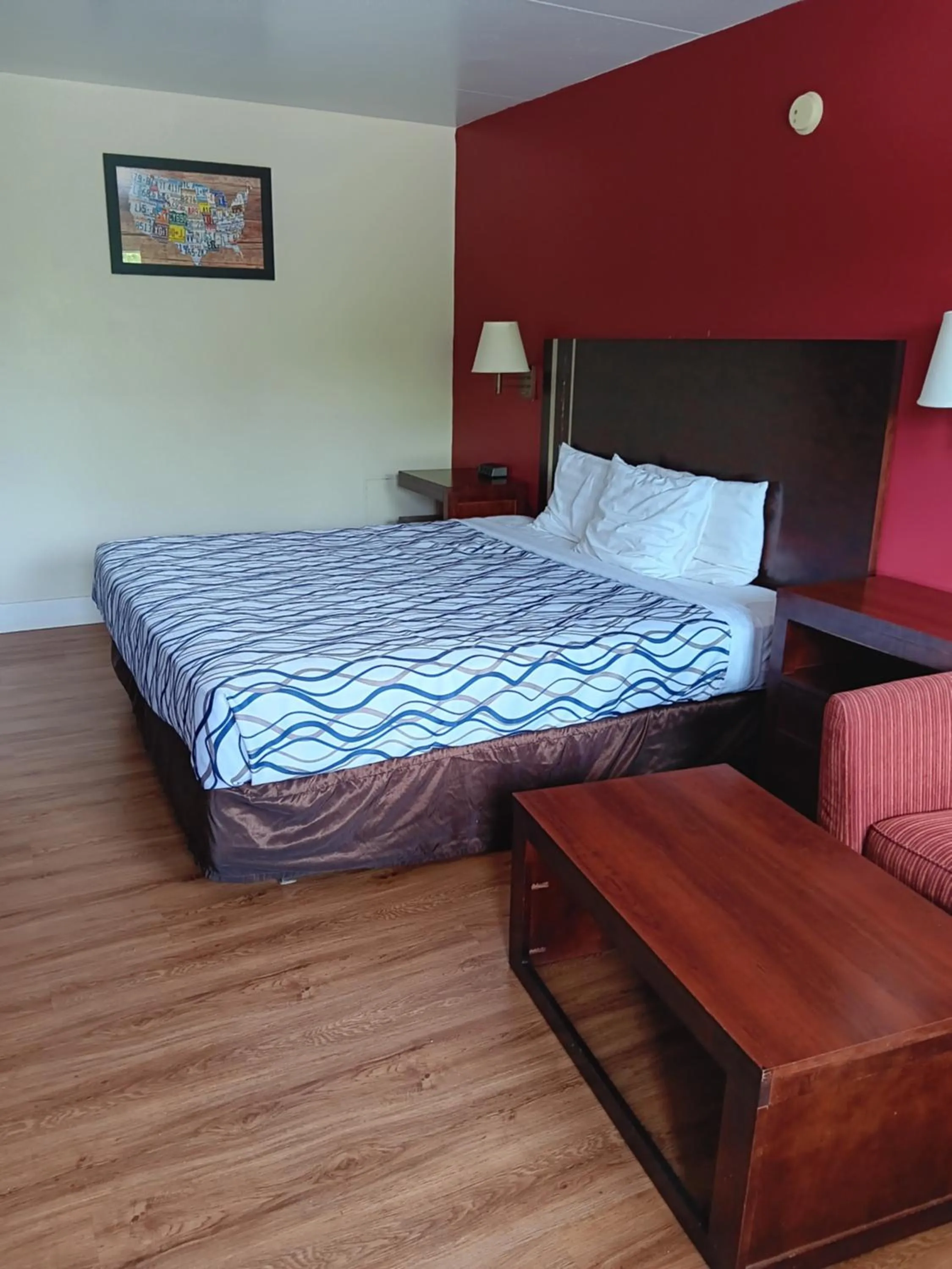 Bed in King's Inn Motel