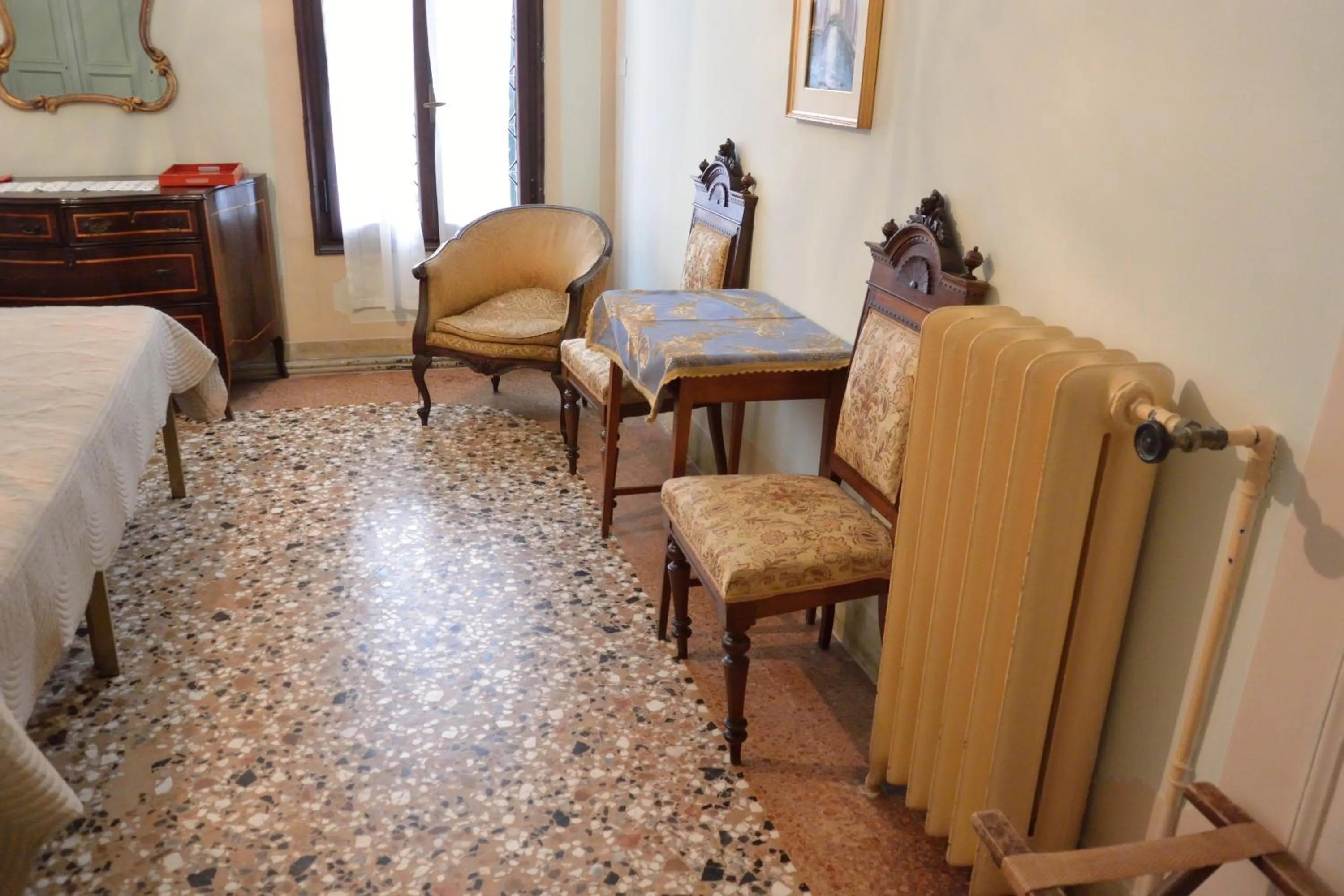 Photo of the whole room in Pensione Seguso