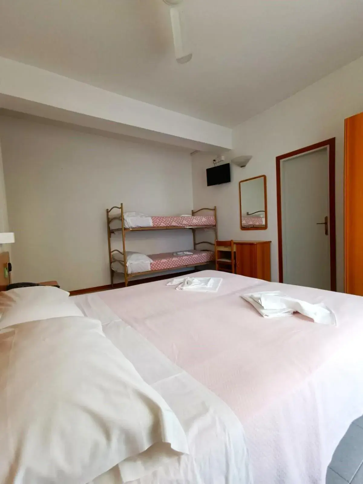 Standard Quadruple Room in Hotel Exclusive Standard Quadruple Room in Hotel Exclusive