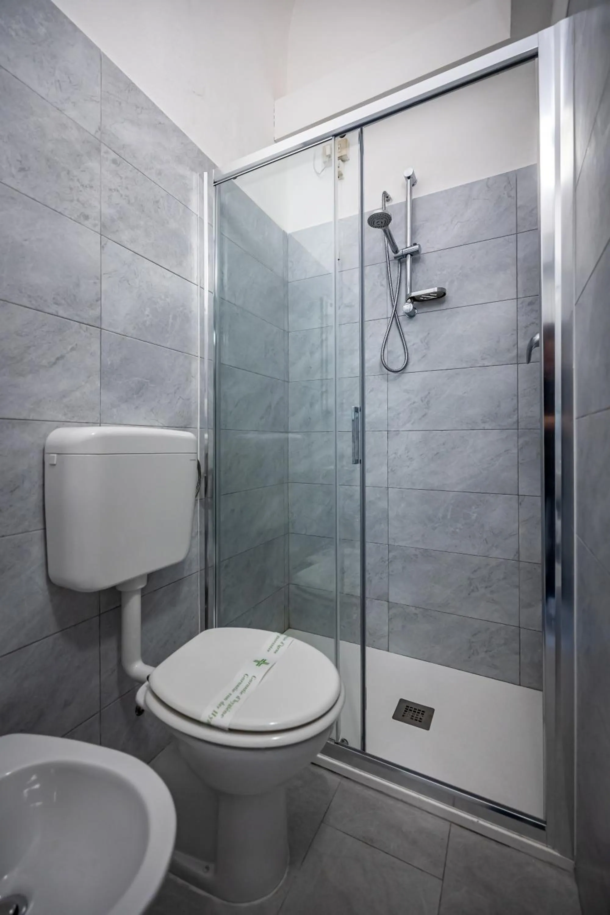 Shower in Hotel Minerva