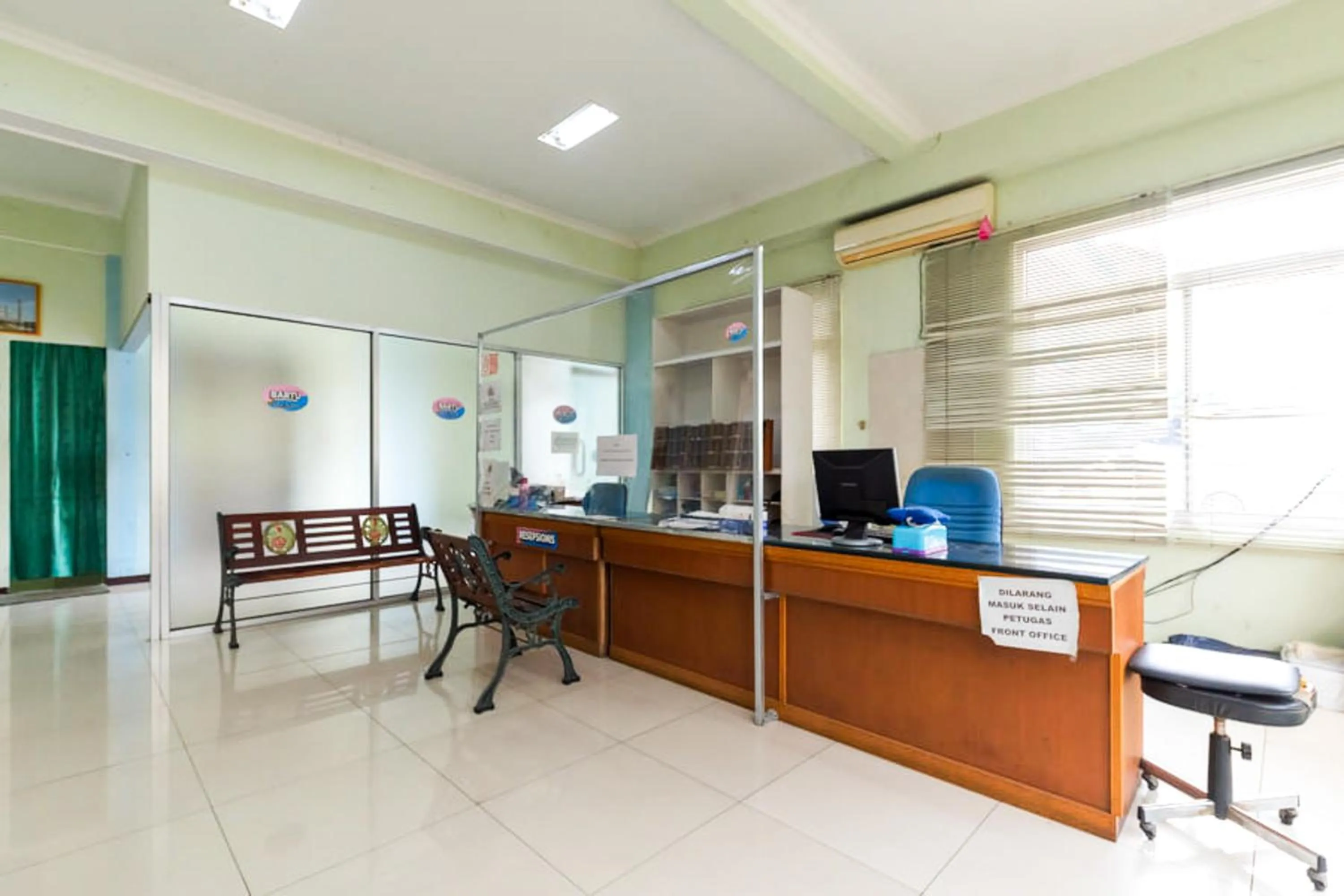 Lobby or reception in Urbanview Hotel Bartu Moh Toha Bandung by RedDoorz