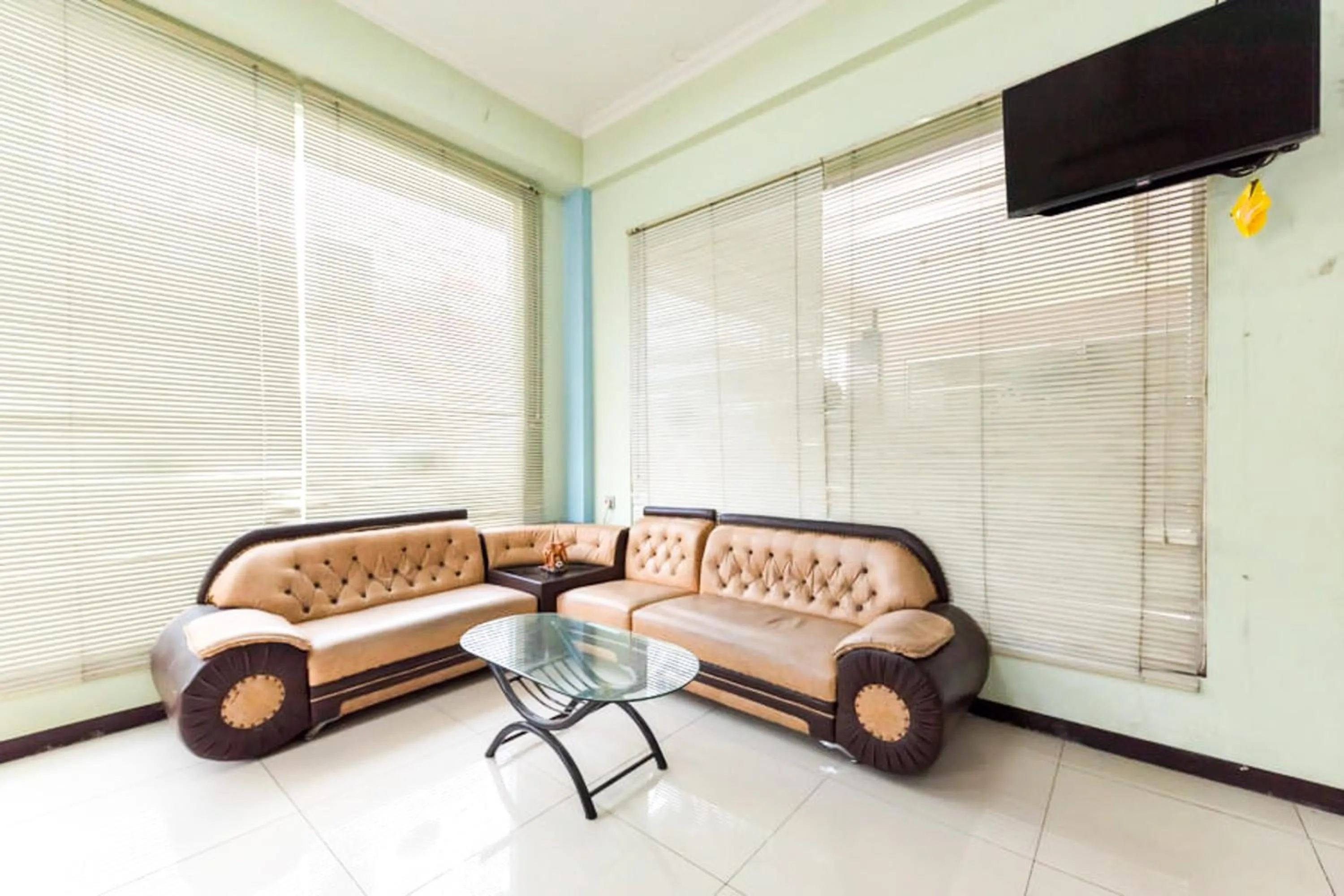 Seating area in Urbanview Hotel Bartu Moh Toha Bandung by RedDoorz