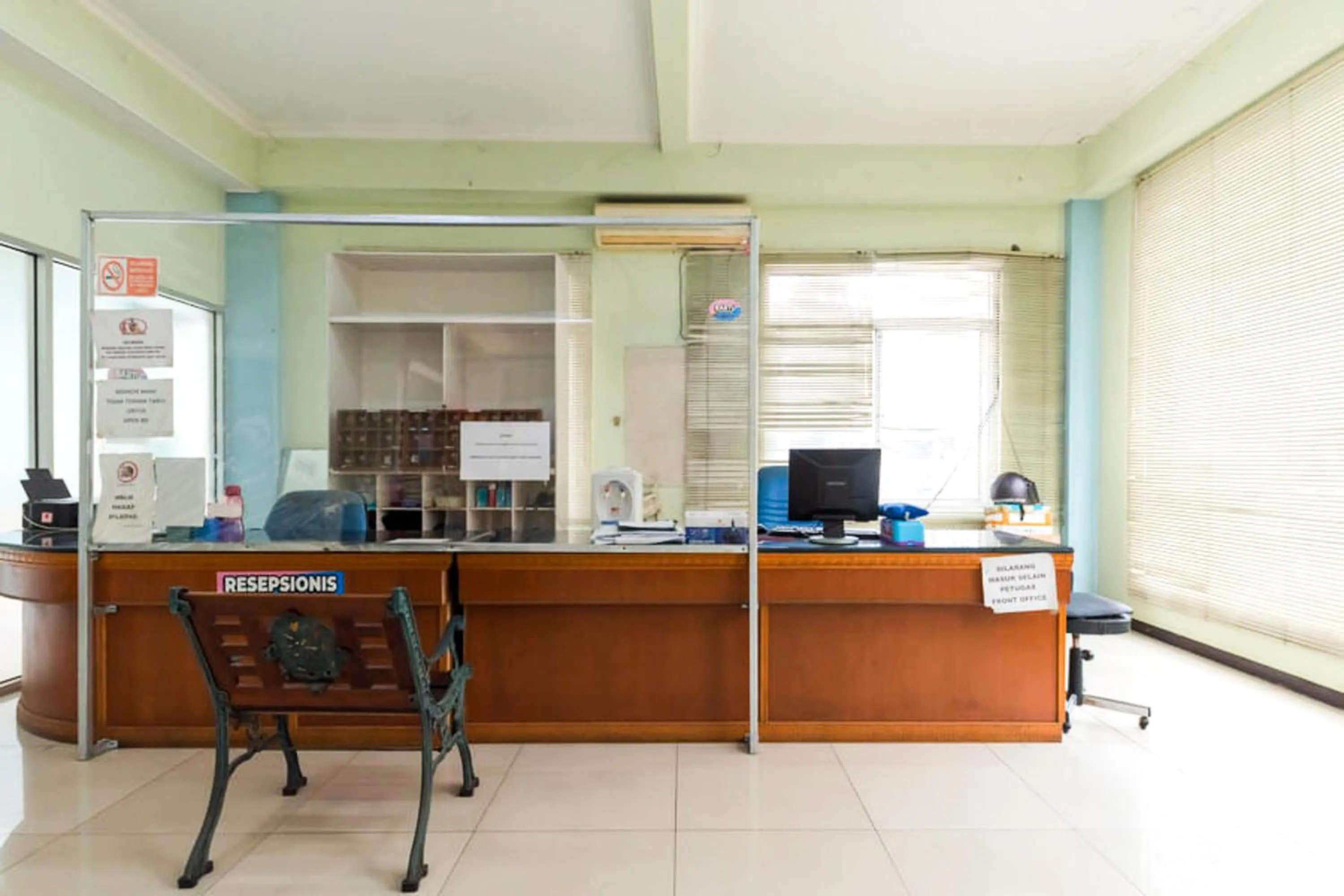 Lobby or reception in Urbanview Hotel Bartu Moh Toha Bandung by RedDoorz