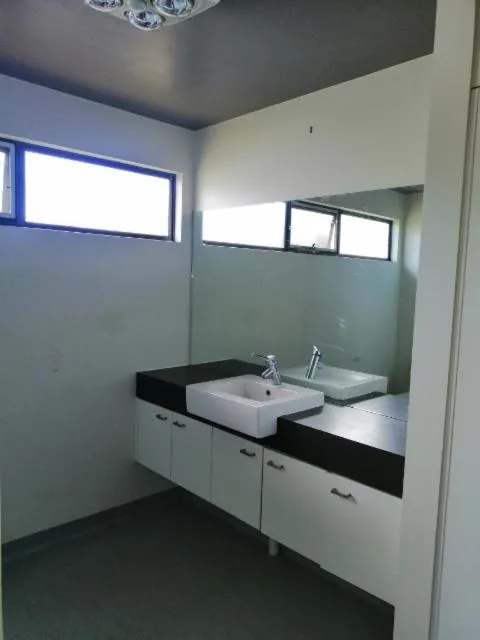 Bathroom in Swansea Backpackers