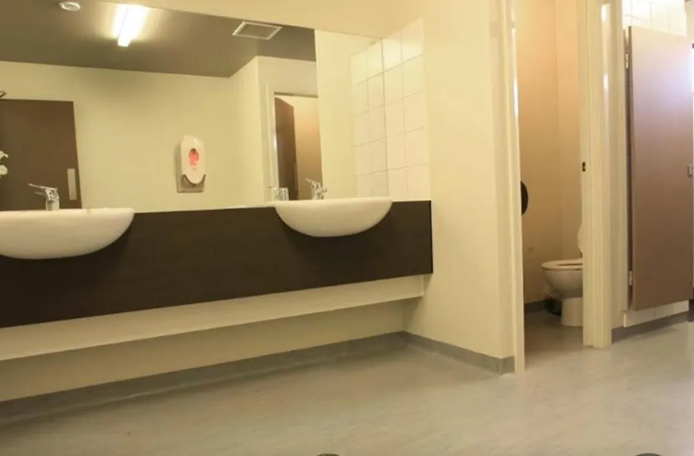 Toilet in Swansea Backpackers