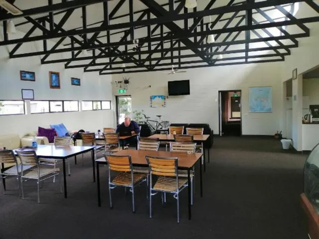 Communal lounge/ TV room in Swansea Backpackers