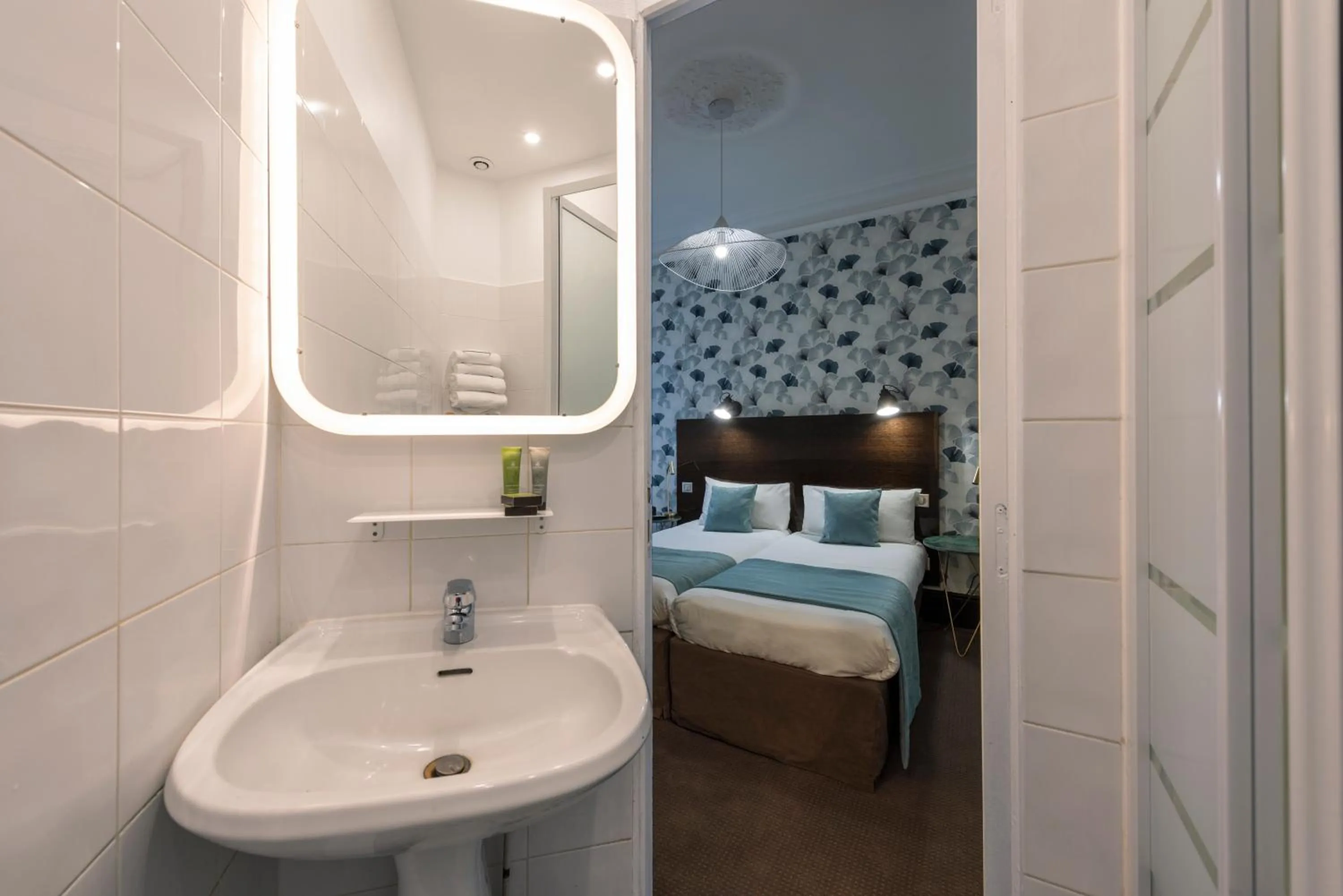 Shower, Bed in Lennon by Avalon Hotel Paris Gare du Nord
