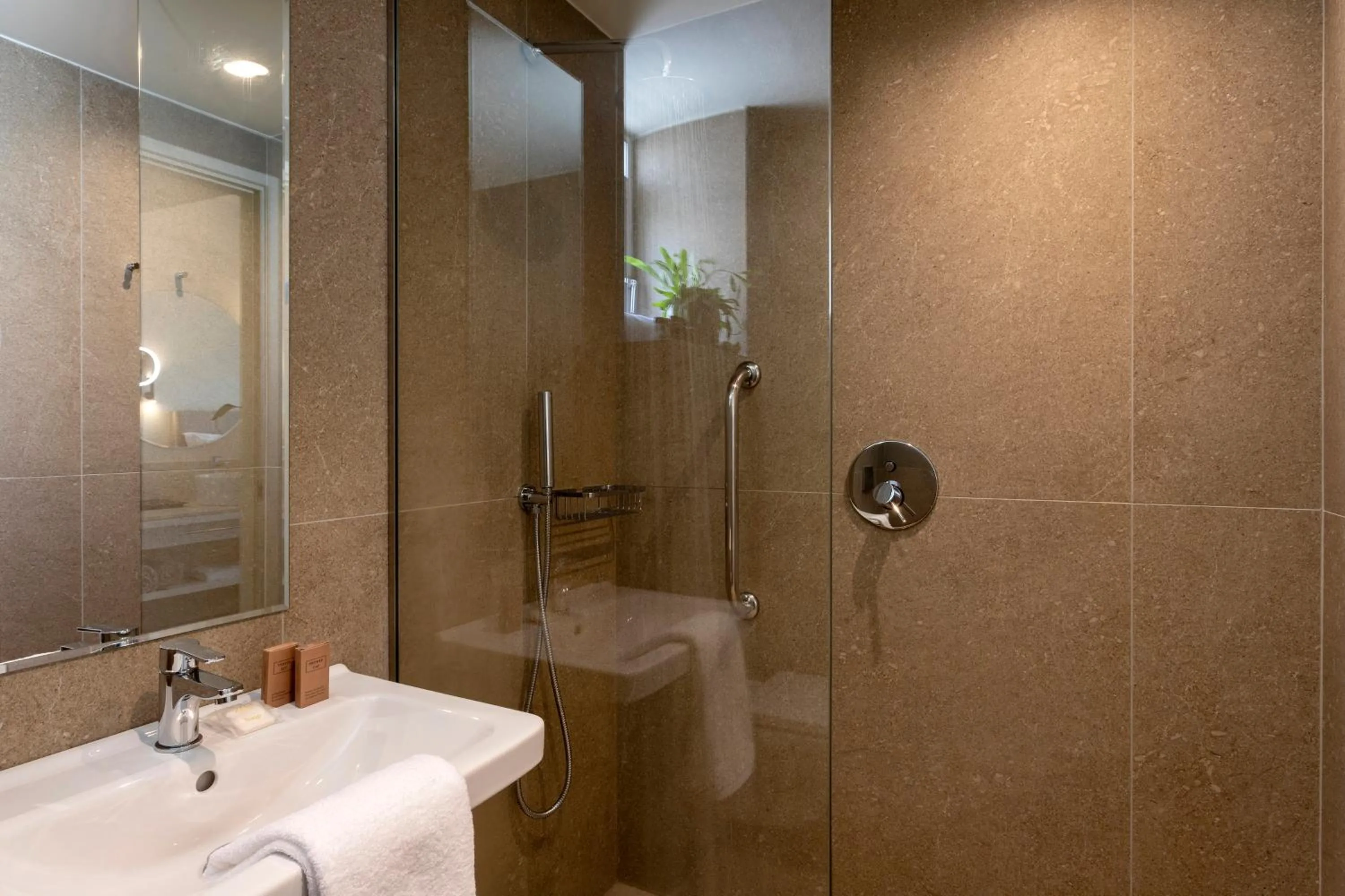 Shower in KoSea Boutique Hotel