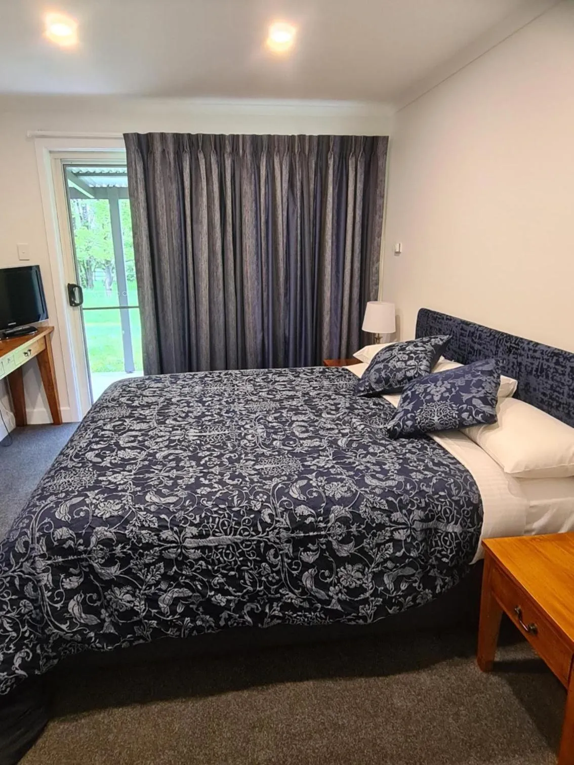 Bedroom, Bed in Moore Park Apartments